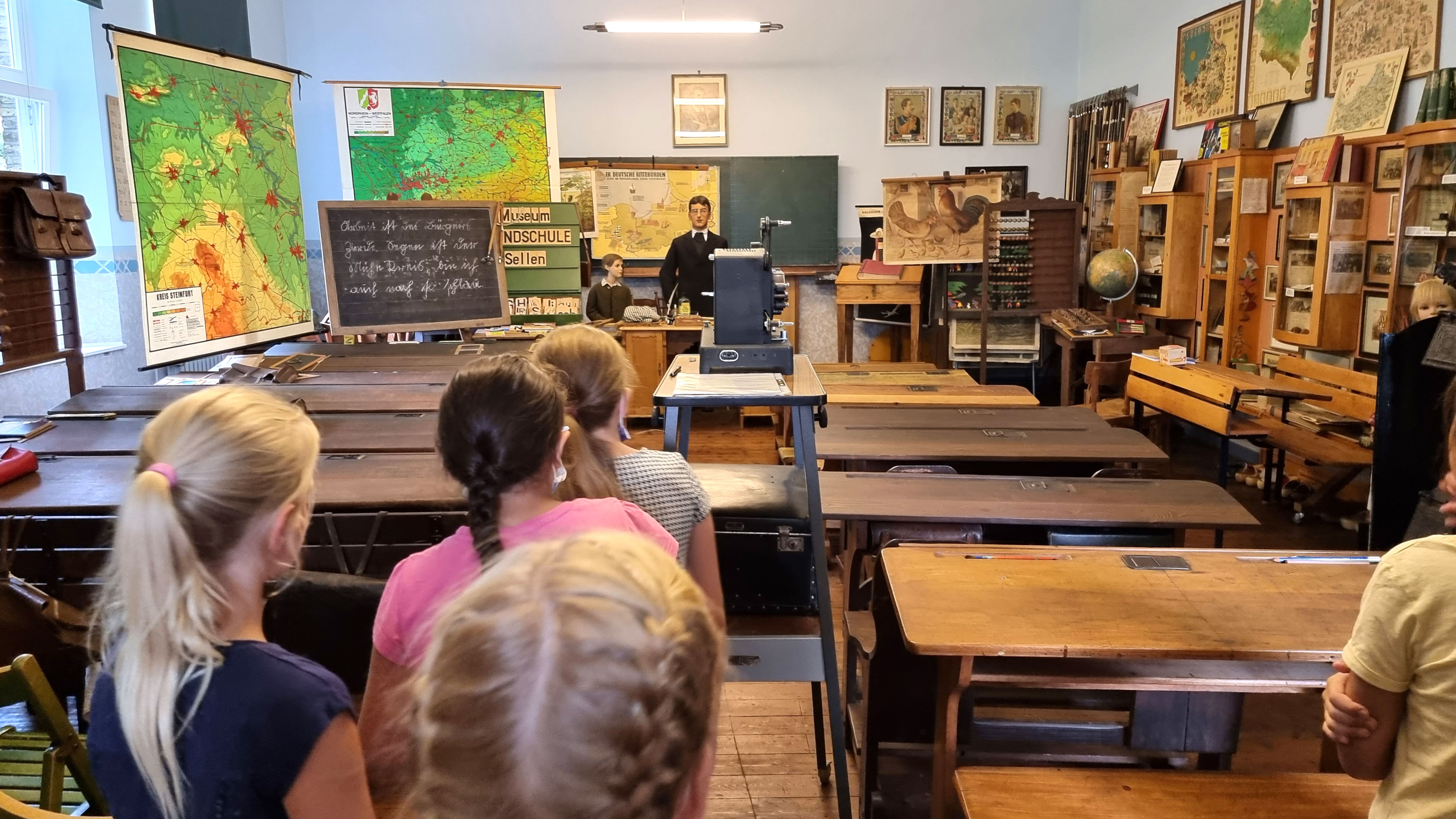 Kinder der Eisbärenklasse beim MausKlasse-Ausflug ins Sellener Landschulmuseum