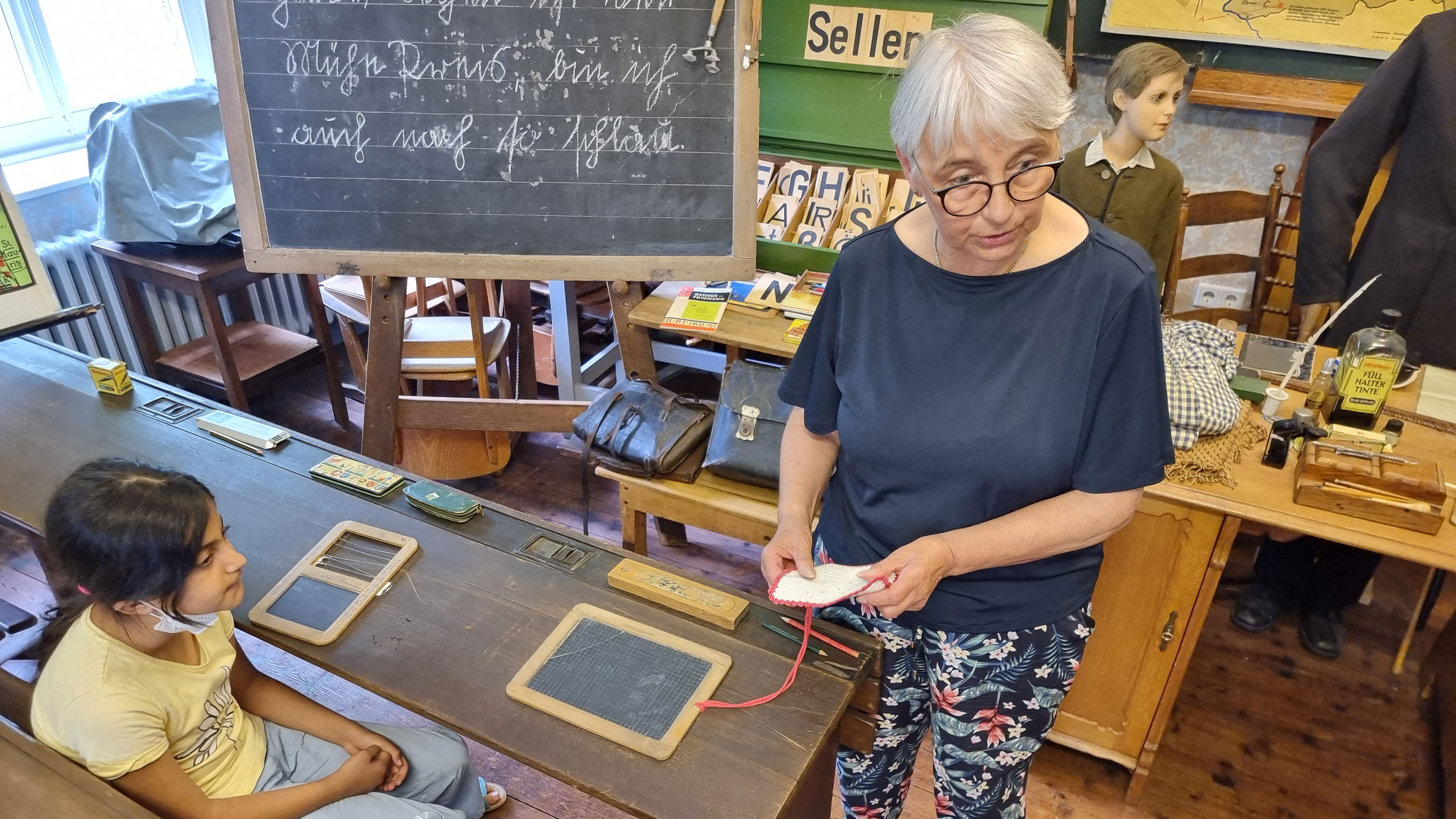 Kinder der Eisbärenklasse beim MausKlasse-Ausflug ins Sellener Landschulmuseum