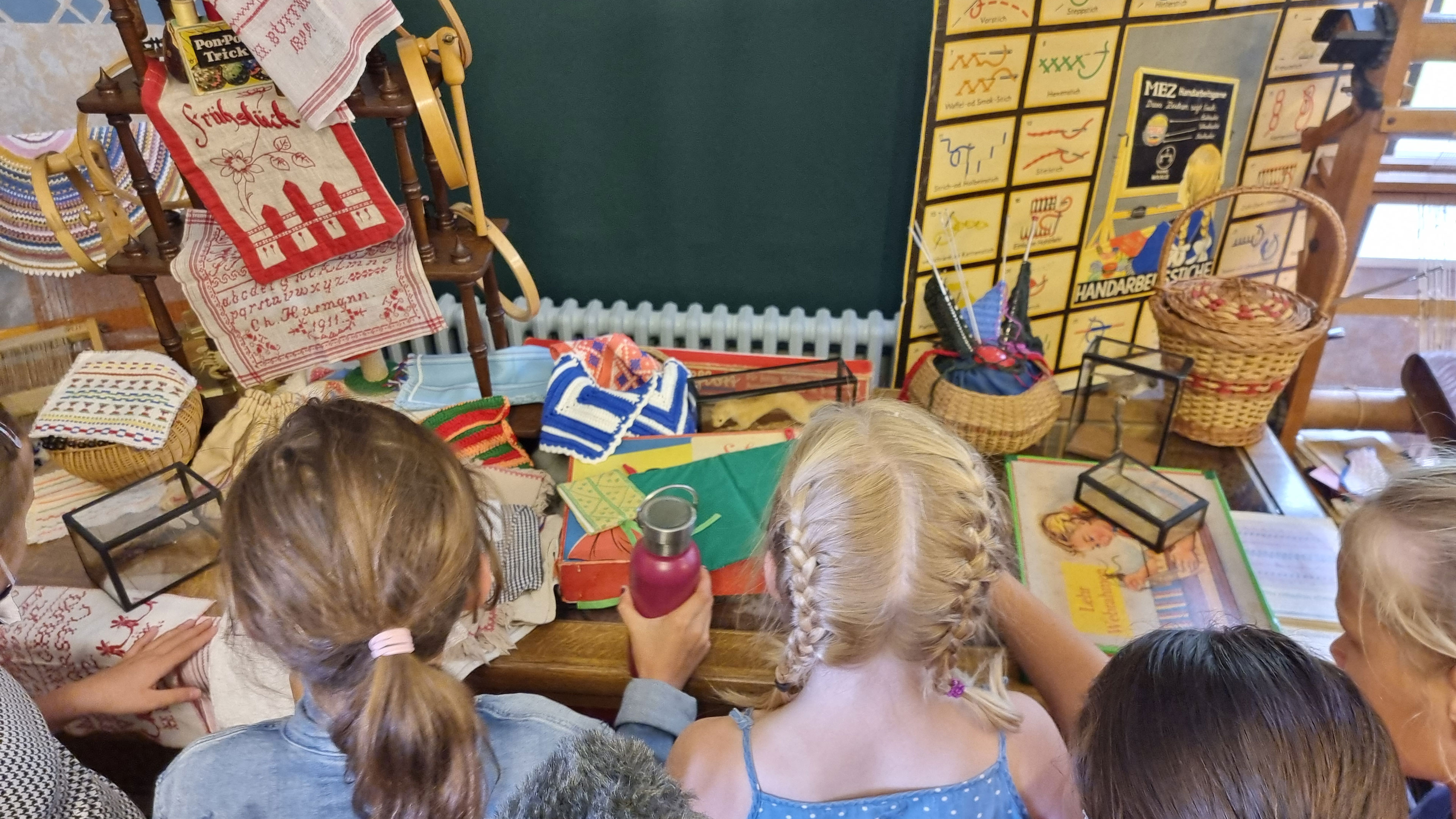 Kinder der Eisbärenklasse beim MausKlasse-Ausflug ins Sellener Landschulmuseum