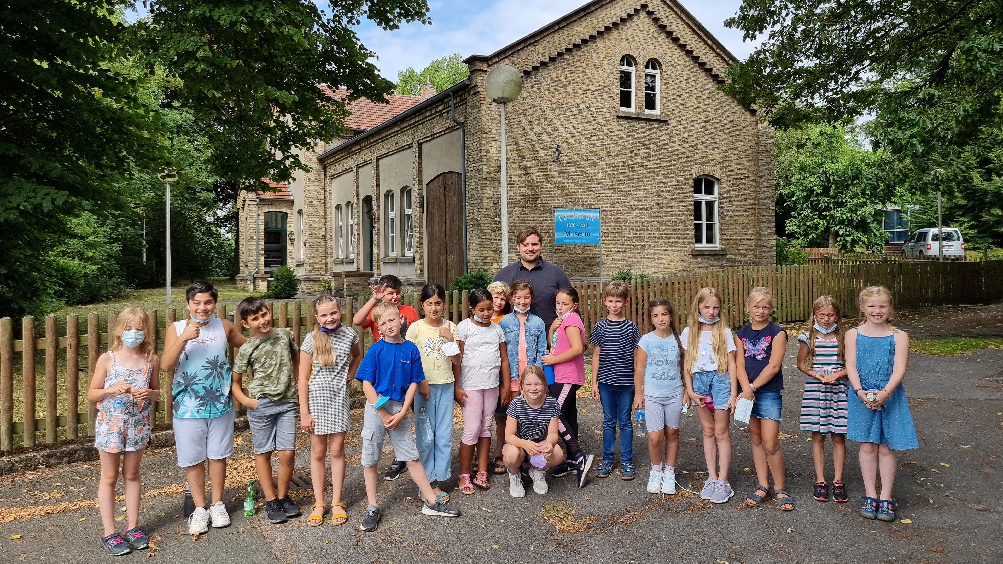 Klassenfoto der Eisbärenklasse vorm Sellener Landschulmuseum