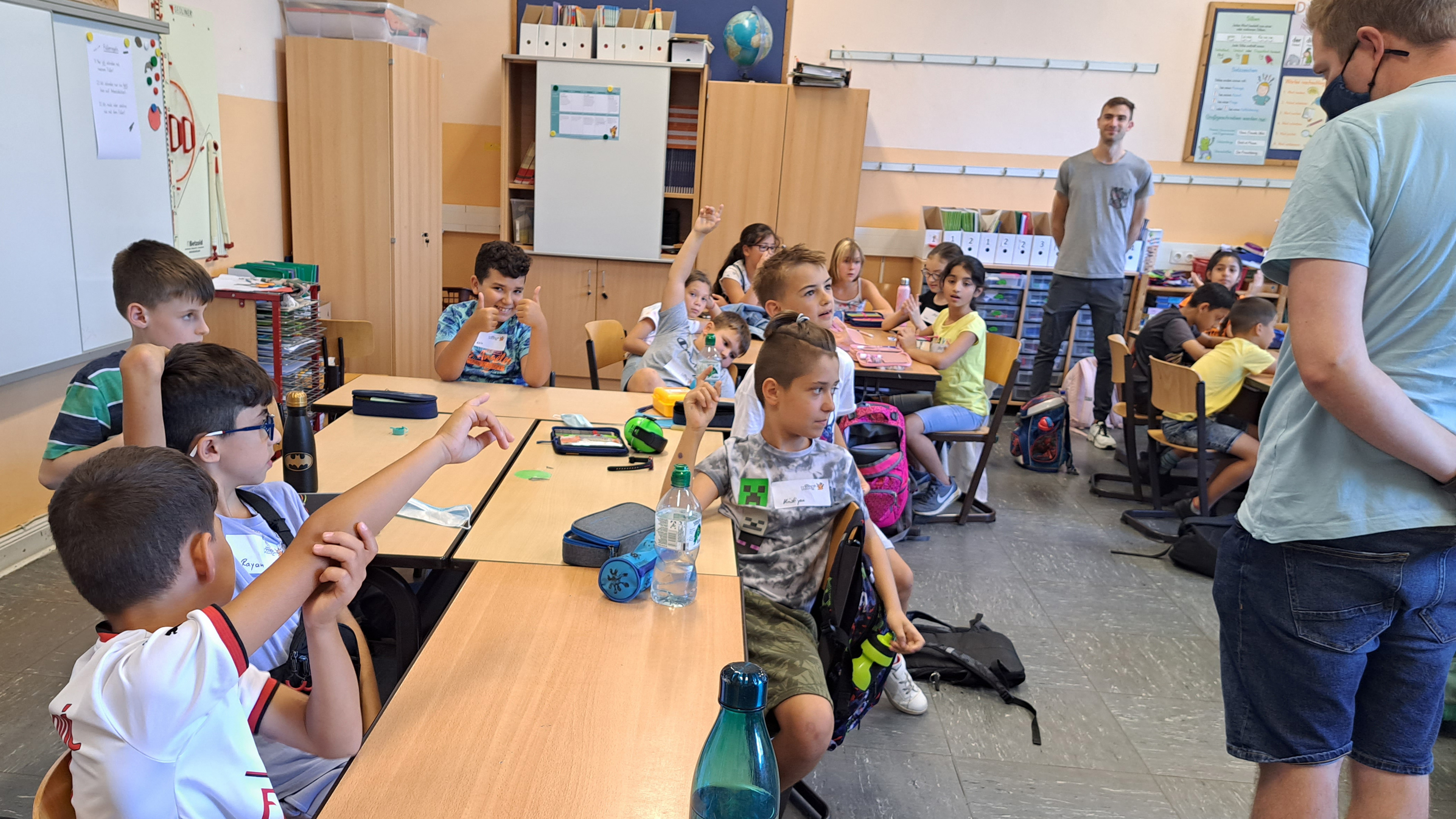 Kinder der Turmschule diskutieren die Nachrichten-Themen