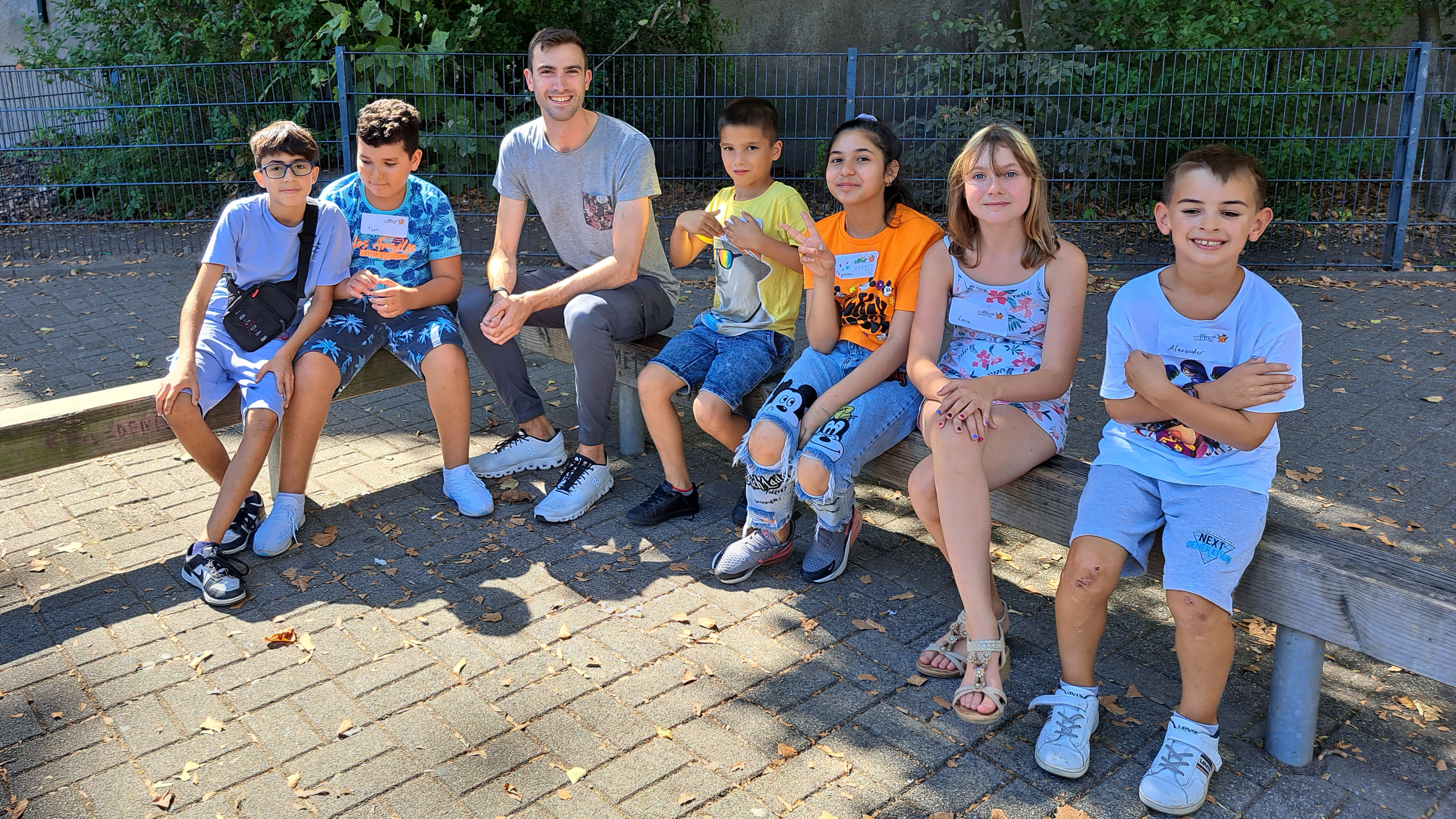 Kindergruppe draußen auf einer Bank