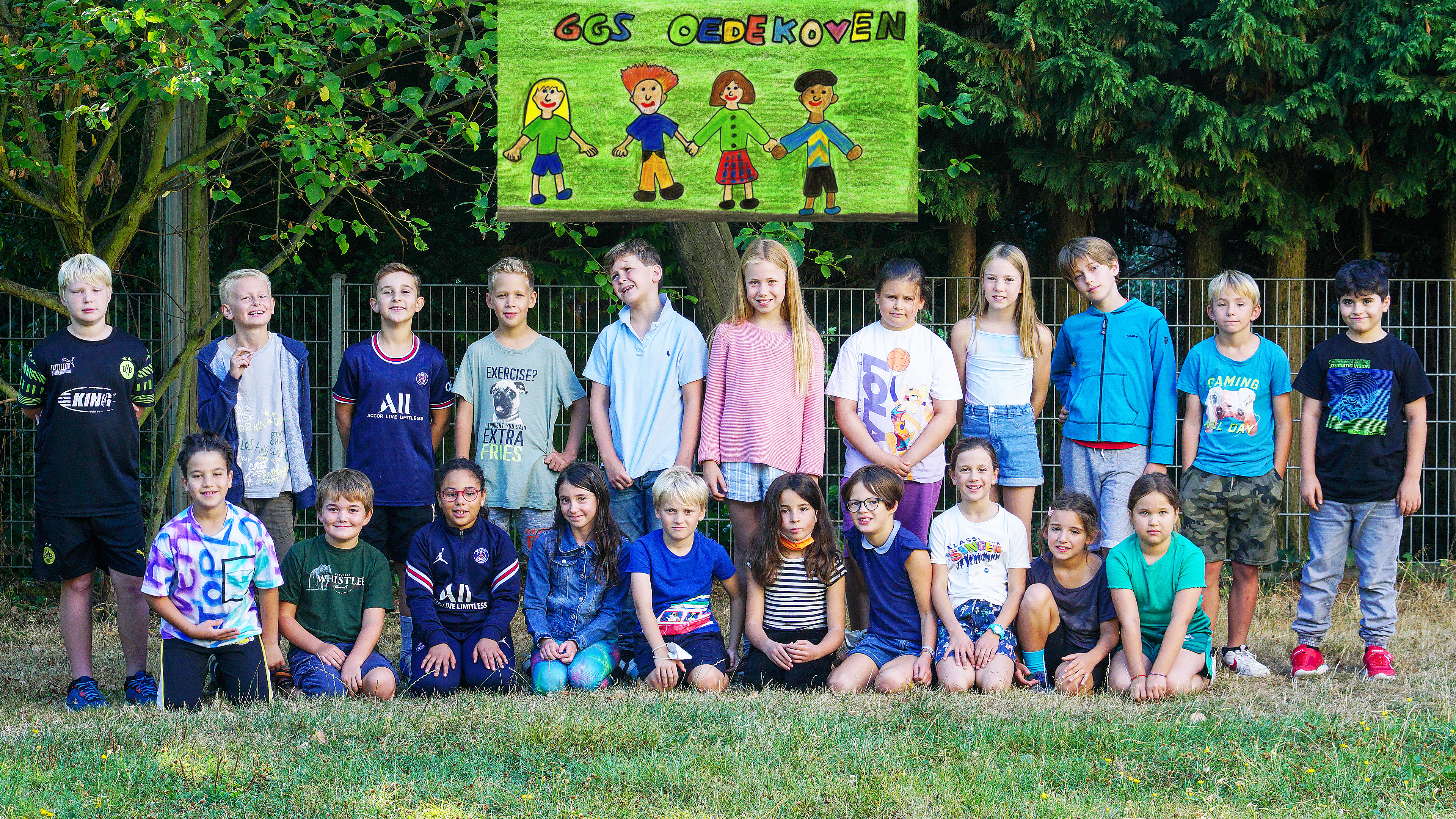 Kinder der GGS Oedekoven in Alfter-Oedekoven mit Schullogo