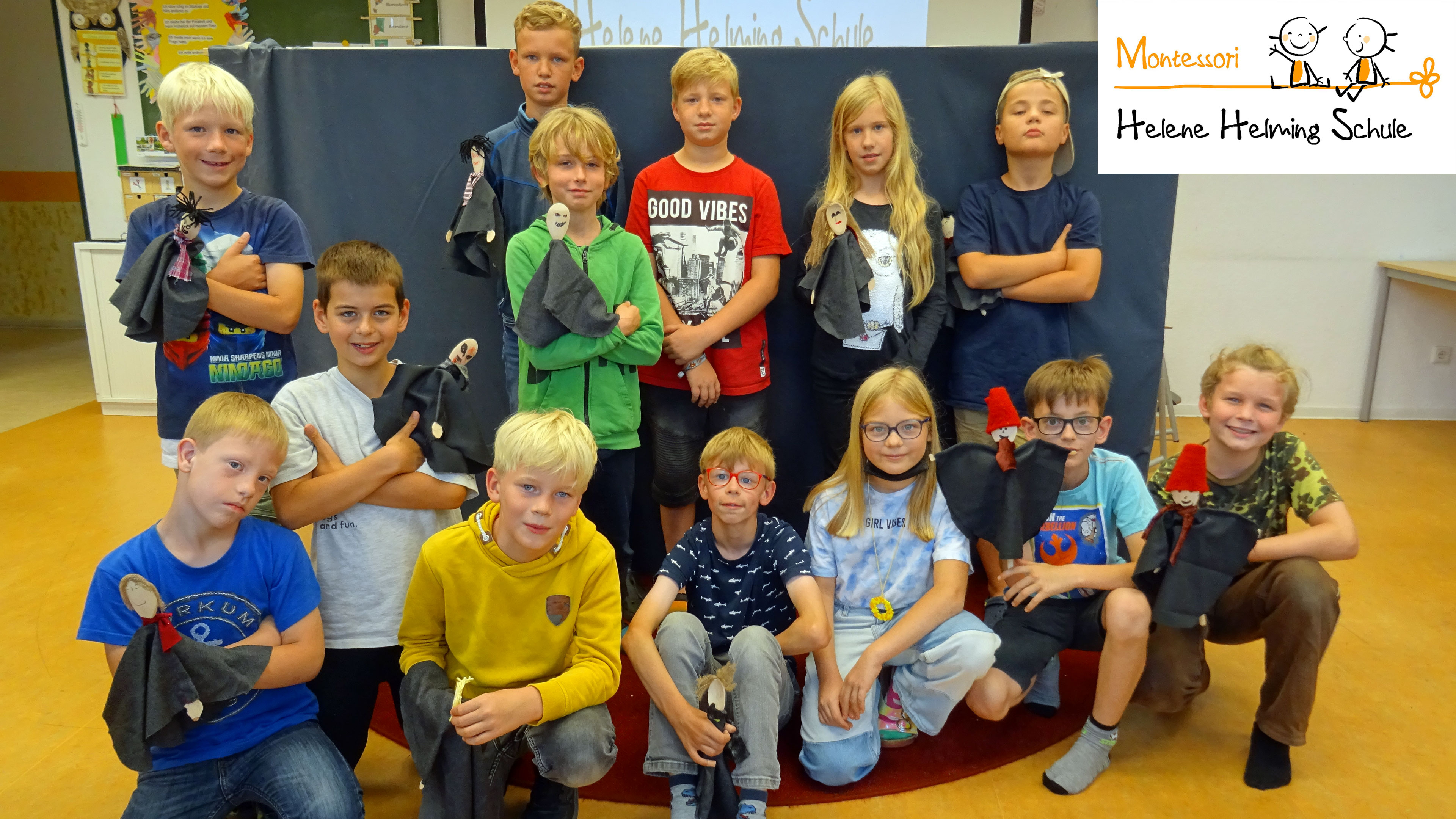 Bildrechte: WDR / Helene Helmig Schule Eine Schulklasse hält Handpuppen in der Hand und guckt in die Kamera