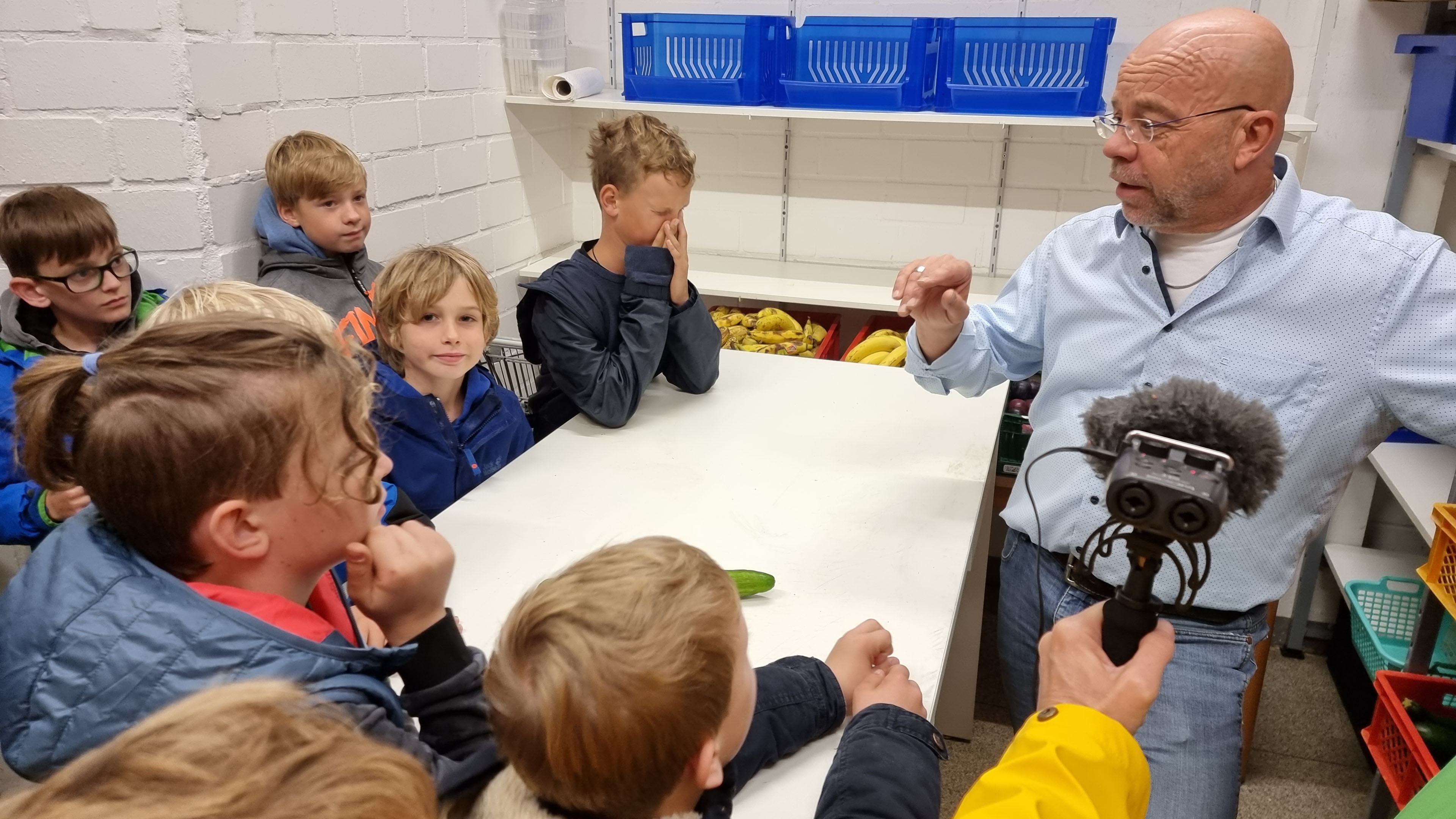 Viertklässler der Helene Helming Schule interviewen Johannes Lügering, den Leiter der Ahauser Tafel