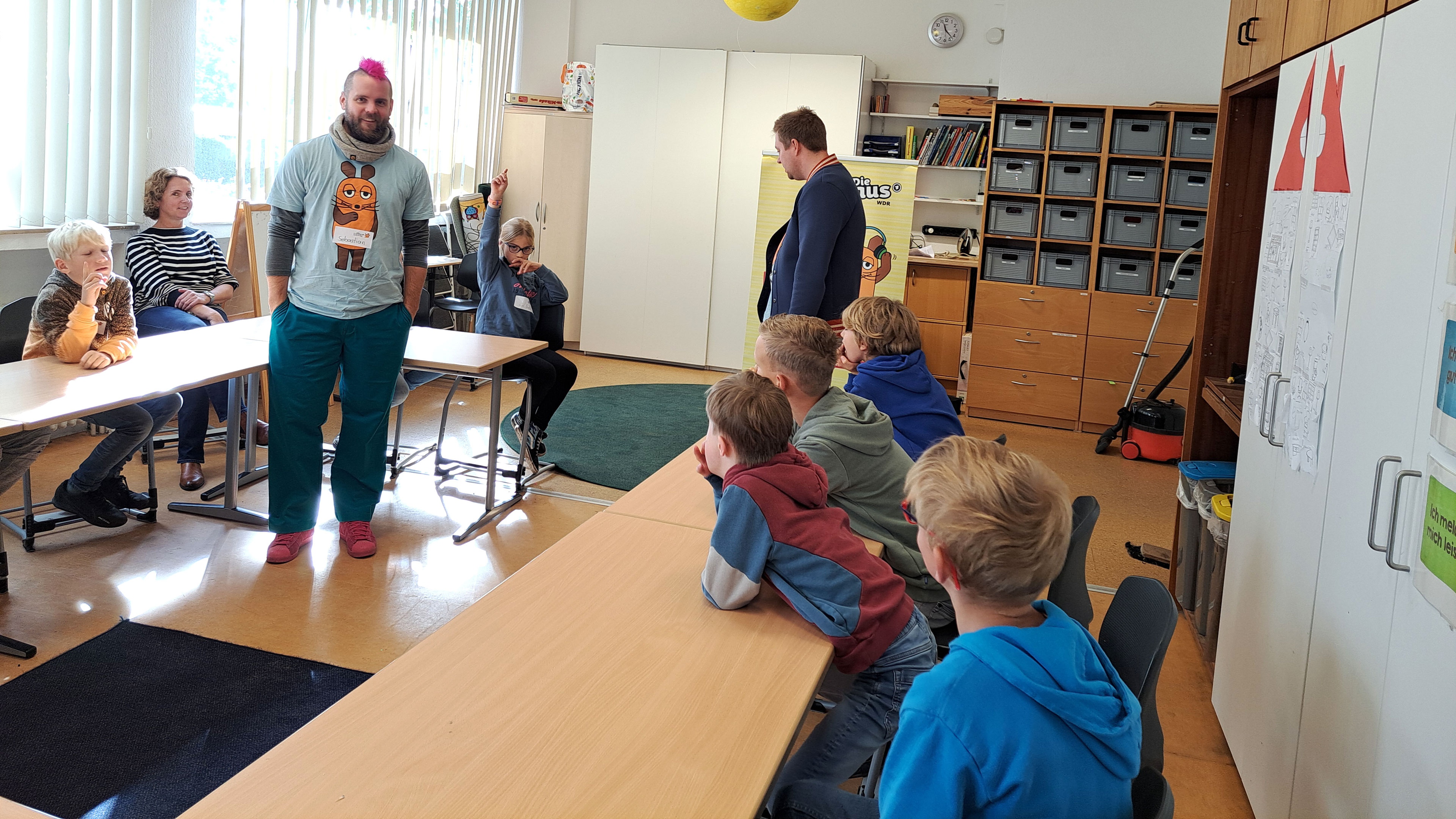 Jan-Philipp und Sebastian stellen die Kindern mögliche Zoom-Themen vor.