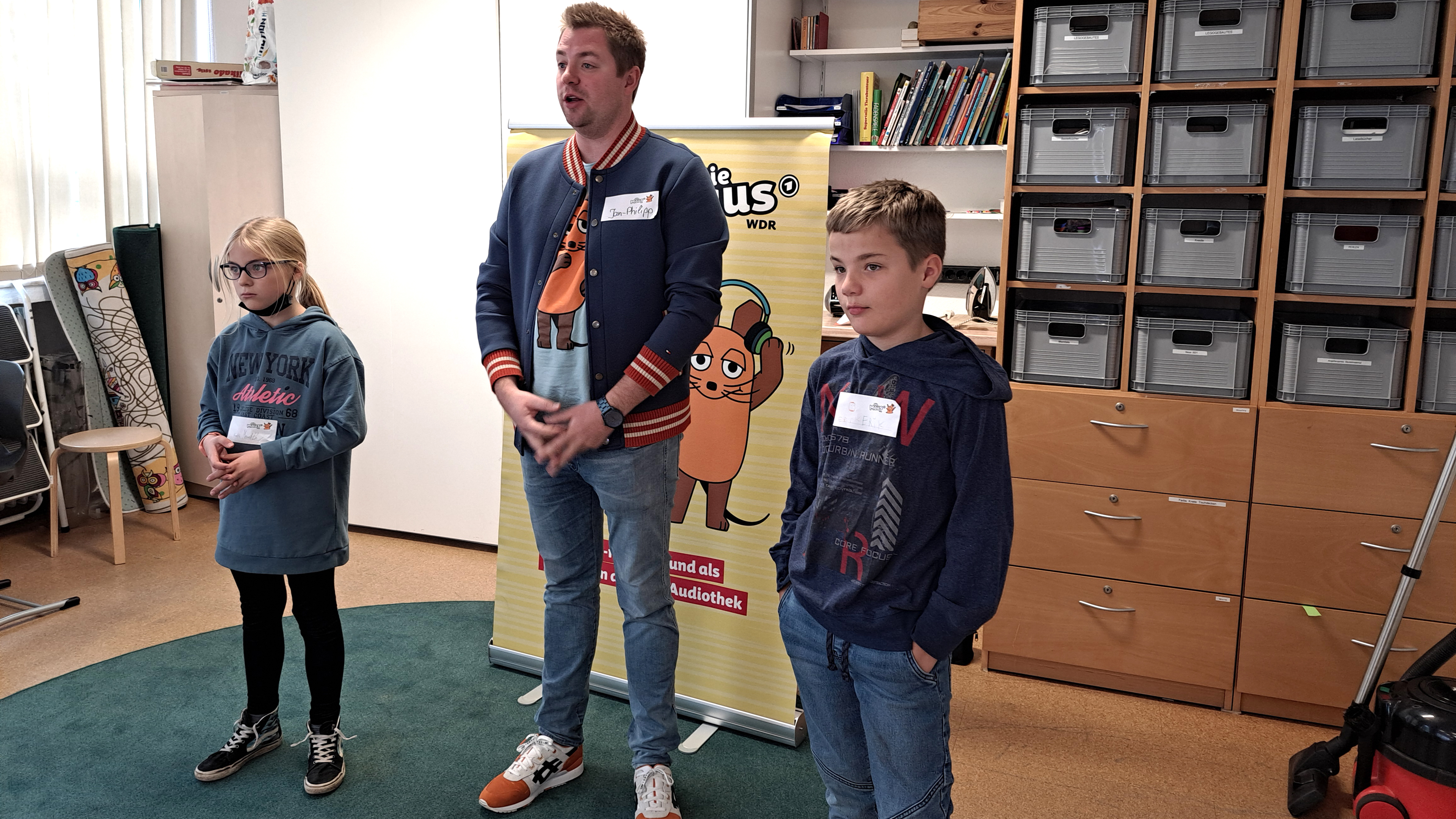 Jan-Philipp mit zwei Ahauser Kinder während der MausZoom-Konferenz