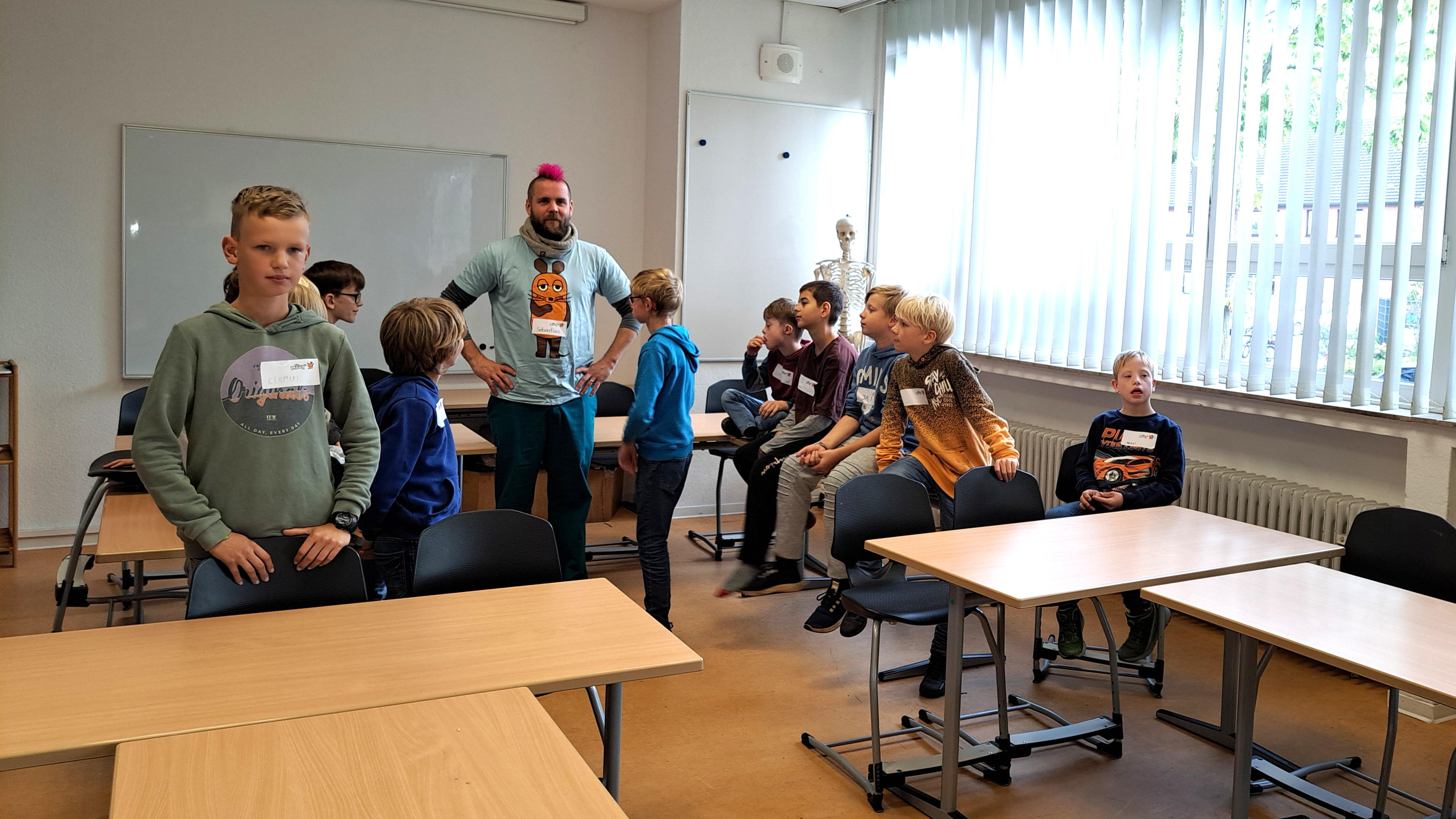 MausZoomer Sebastian mit einer größeren Kindergruppe