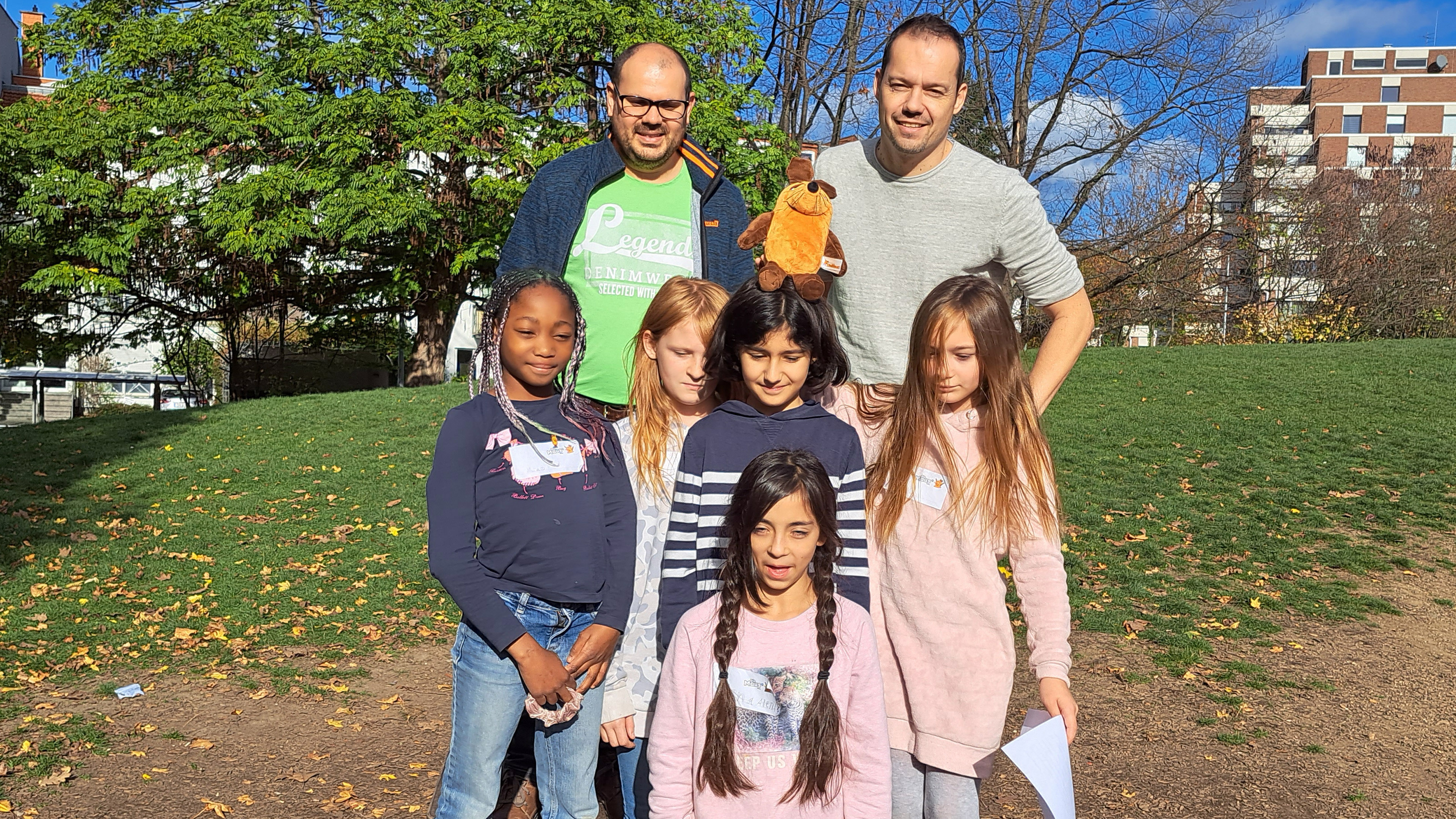 Grundschüler mit Lehrern auf dem Schulhof