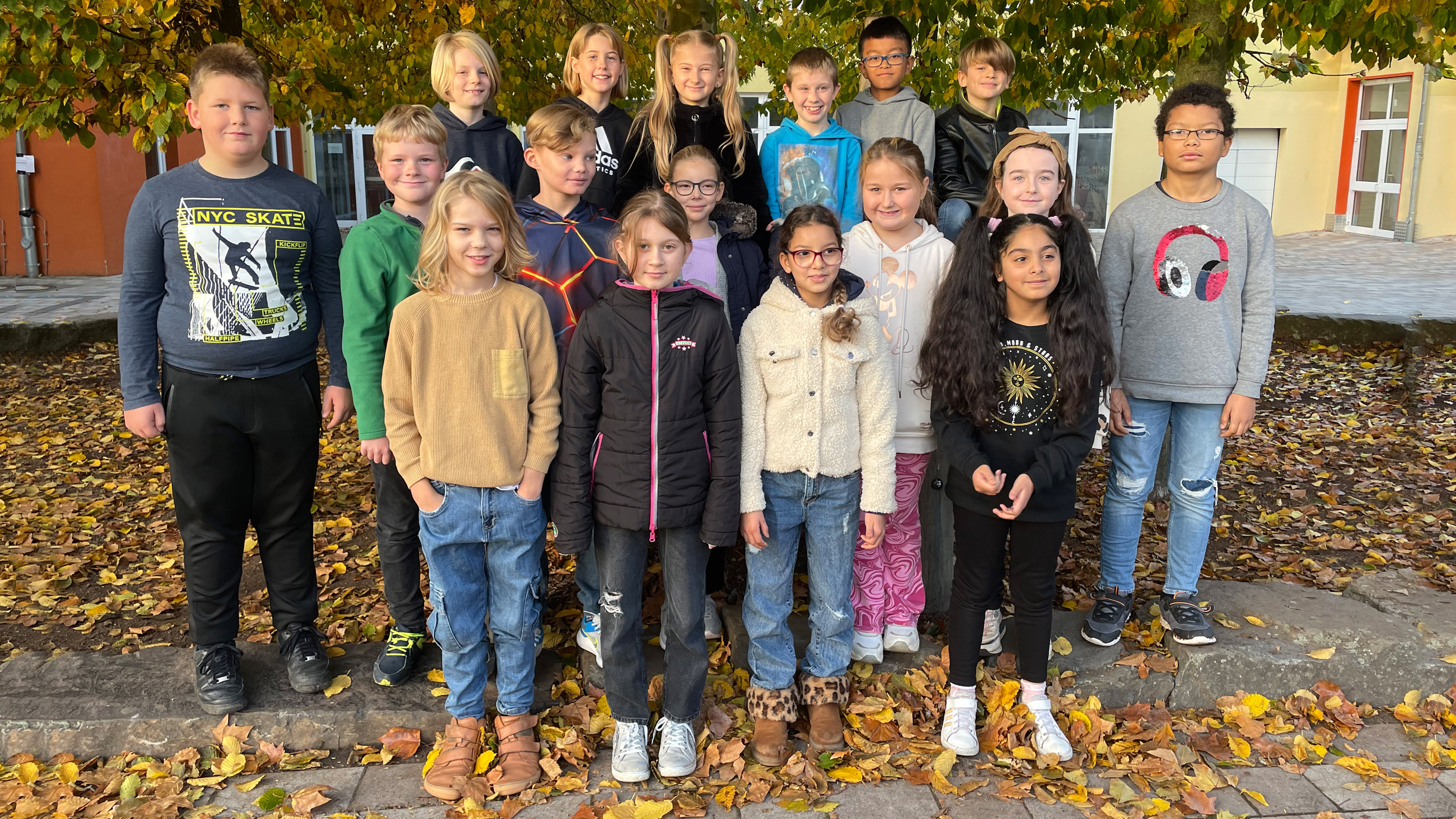 Bildrechte: WDR Grundschüler einer Klasse auf dem Schulhof
