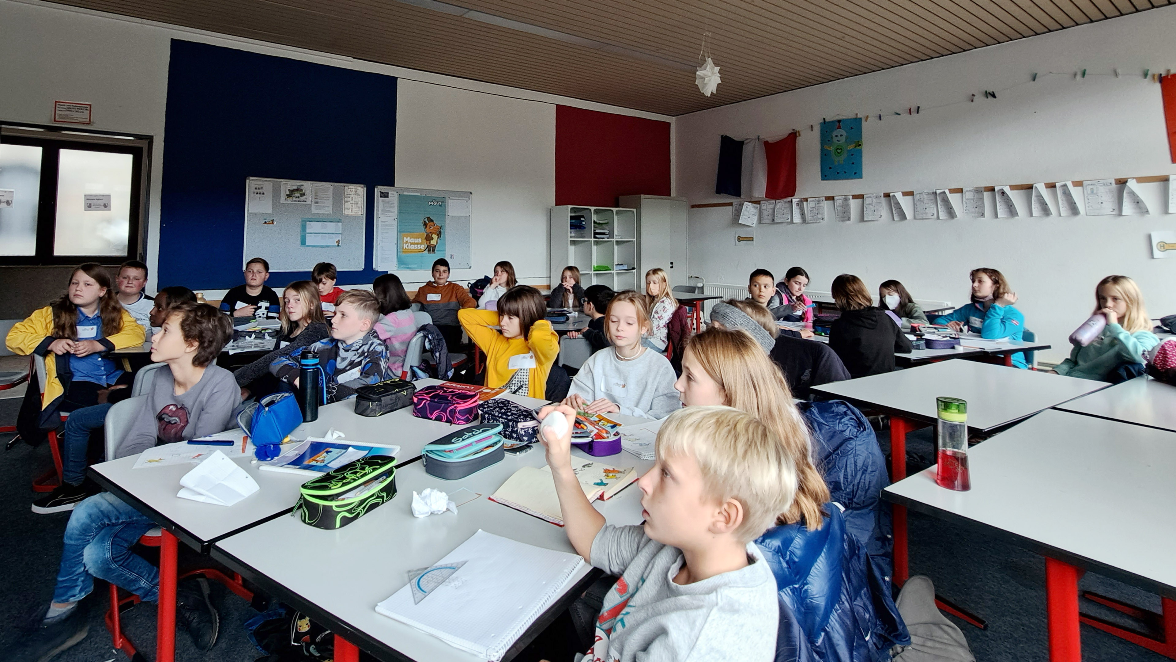 Kinder sitzen im Klassenzimmer