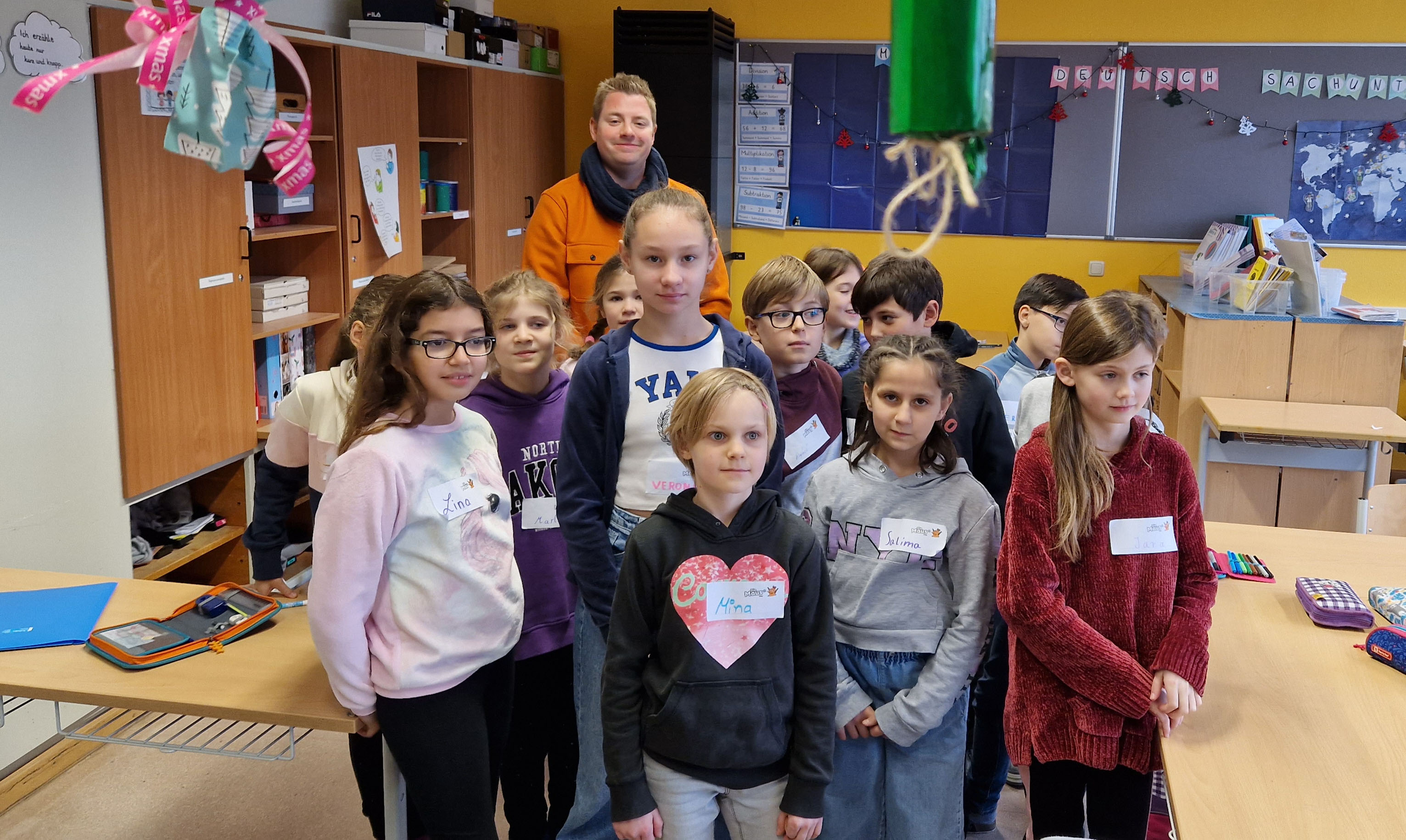 Kinder mit MausReporter Jan-Philipp im Klassenzimmer