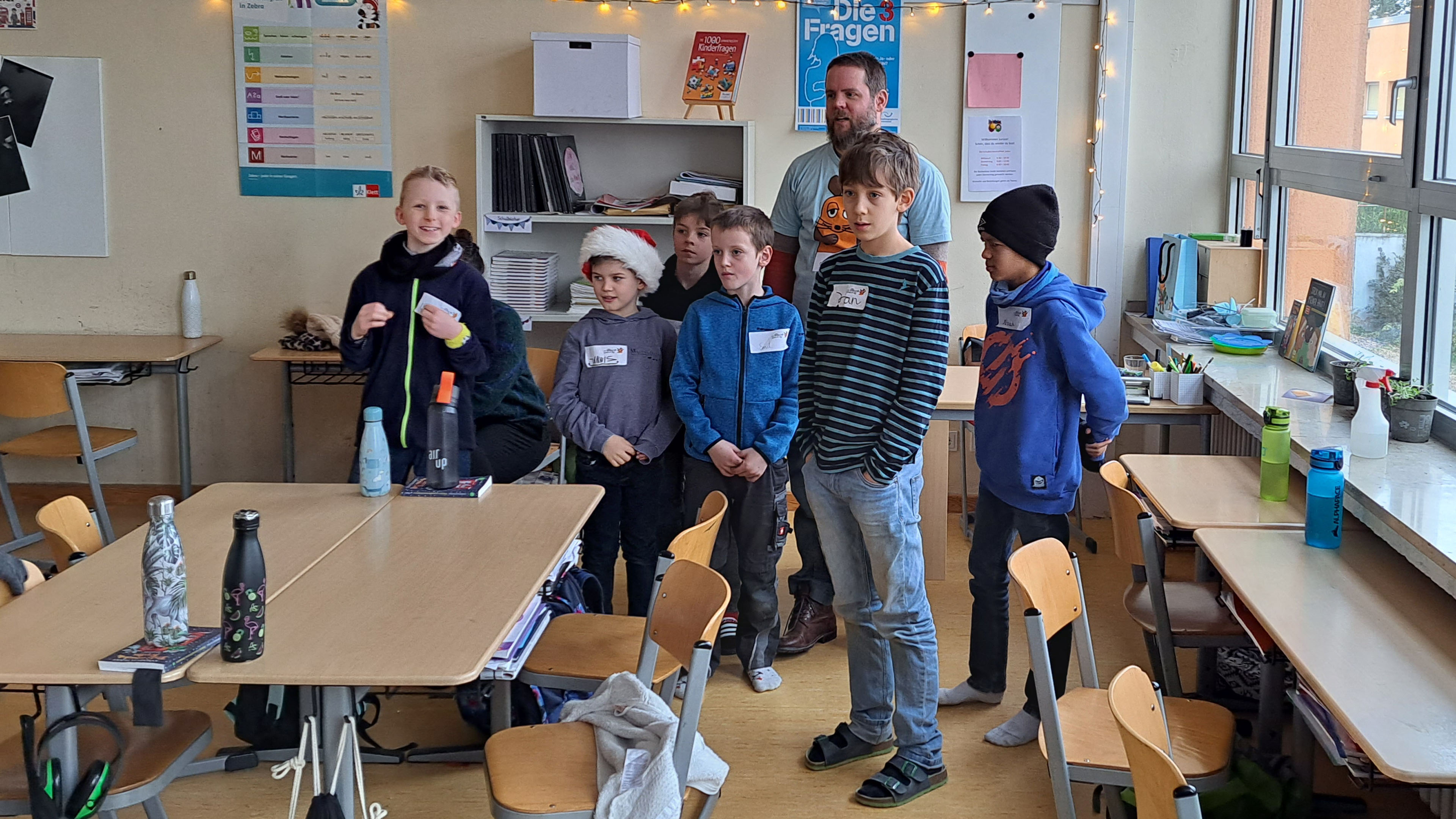 Kinder stehen in einer Ecke des Klassenzimmers
