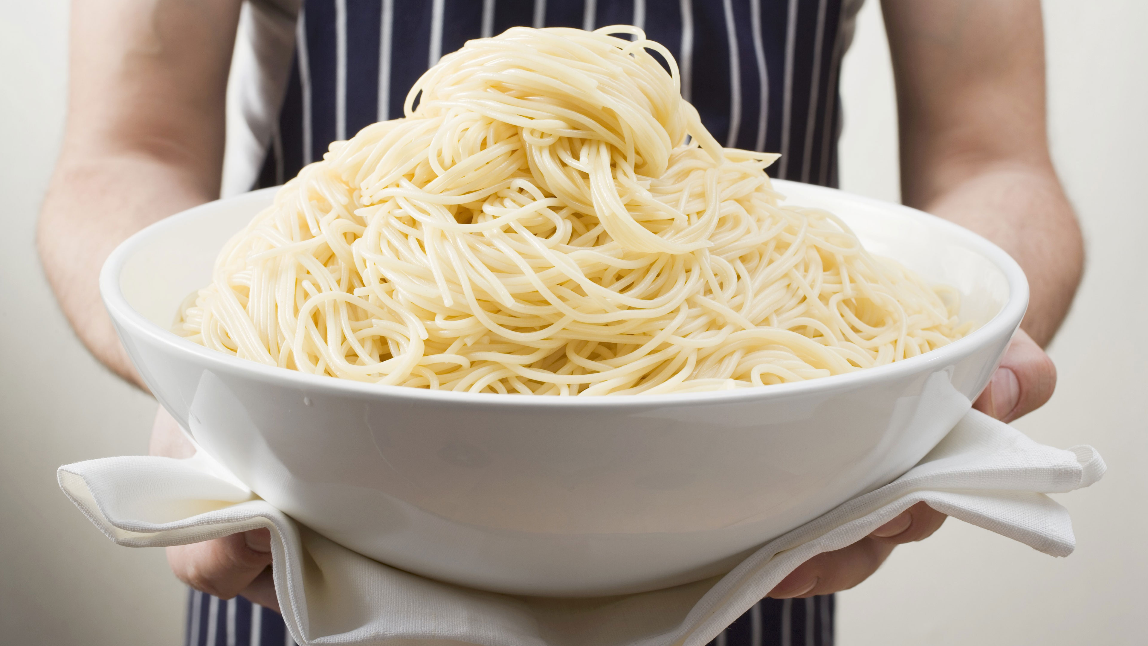 Gekochte Spaghetti in einer großen Schüssel