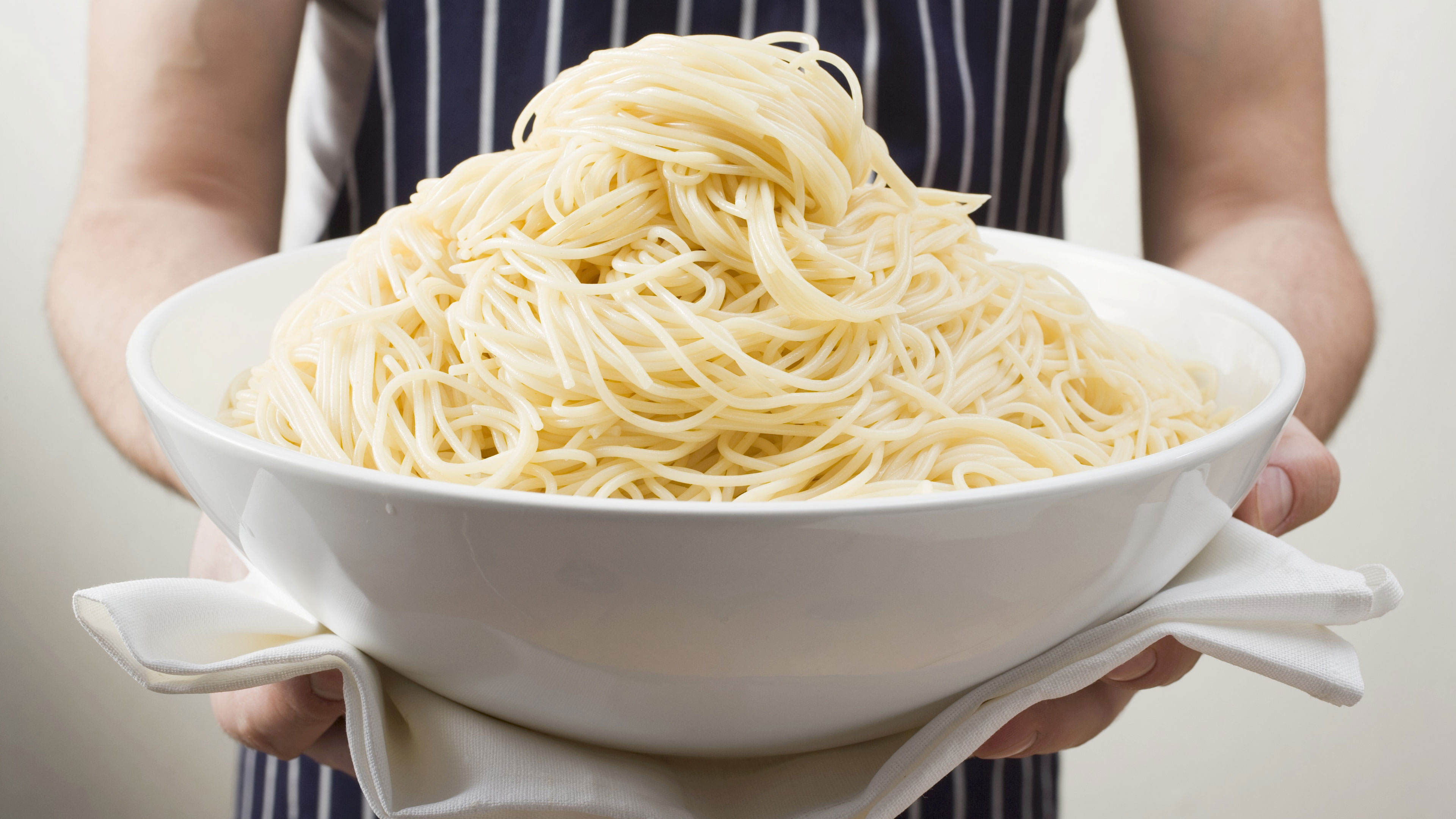 Bildrechte: WDR / mauritius images / foodcollection Gekochte Spaghetti in einer großen Schüssel