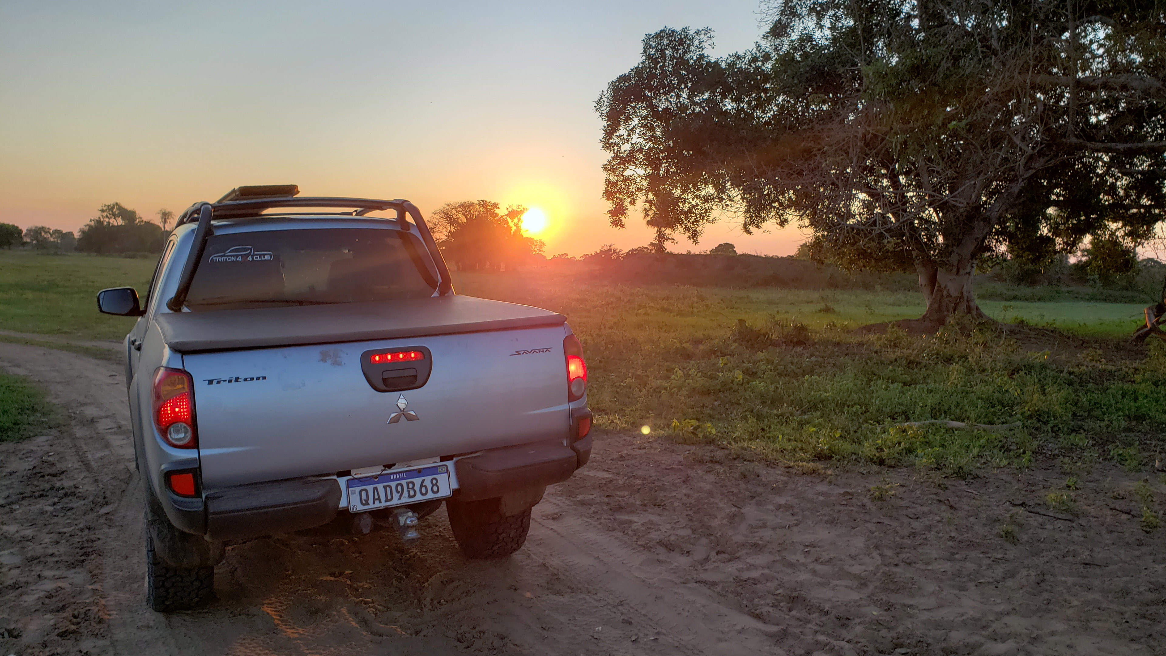 Geländewagen vor Sonnenuntergang