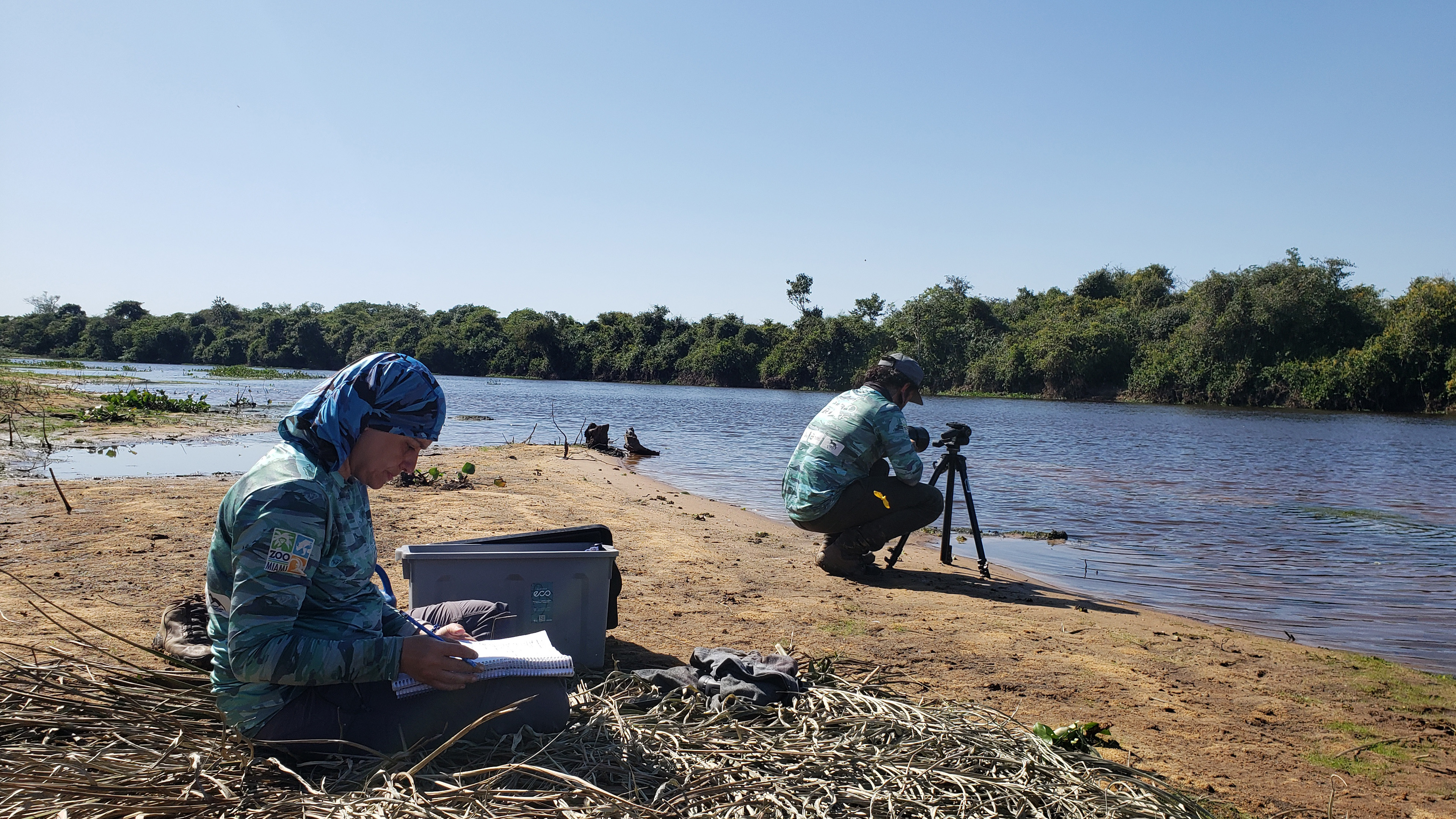 Forscher Gabriella und Gabriel am Ufer des Rio Negro