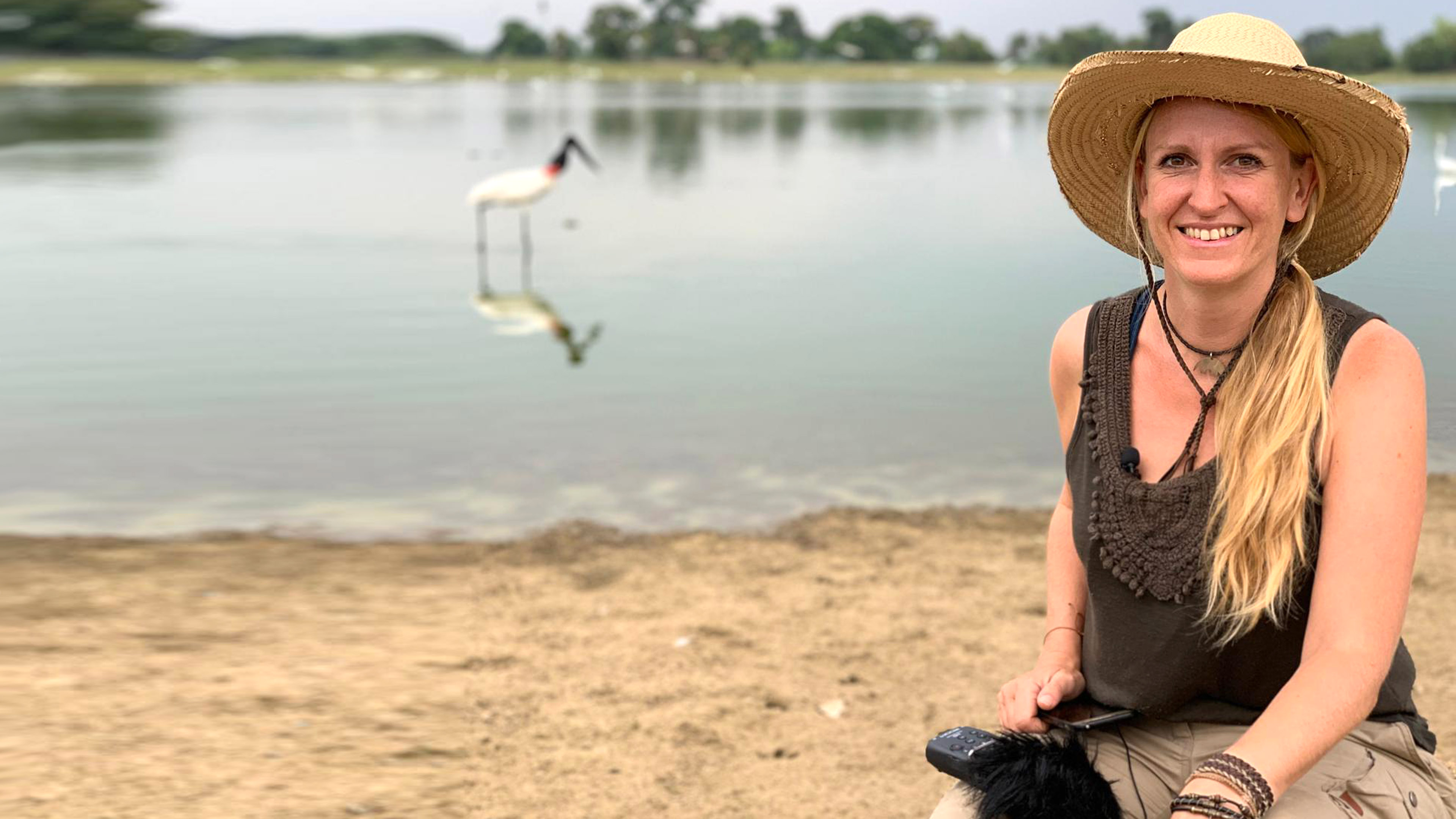 Mausforscherin Lydia Möcklinghoff an einem See im brasilianischen Pantanal
