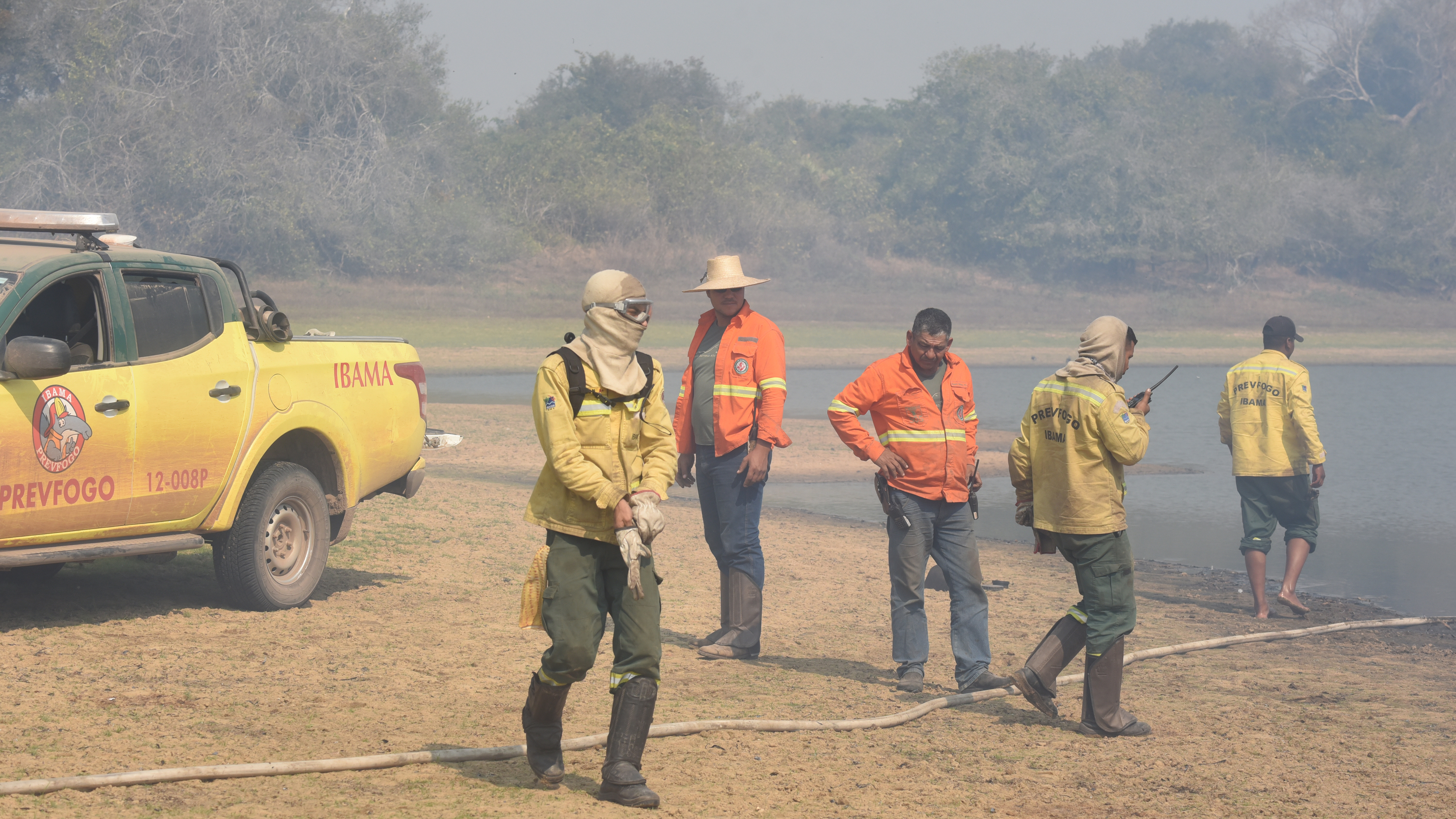 Feuerwehrleute beim Löschen der Buschbrände