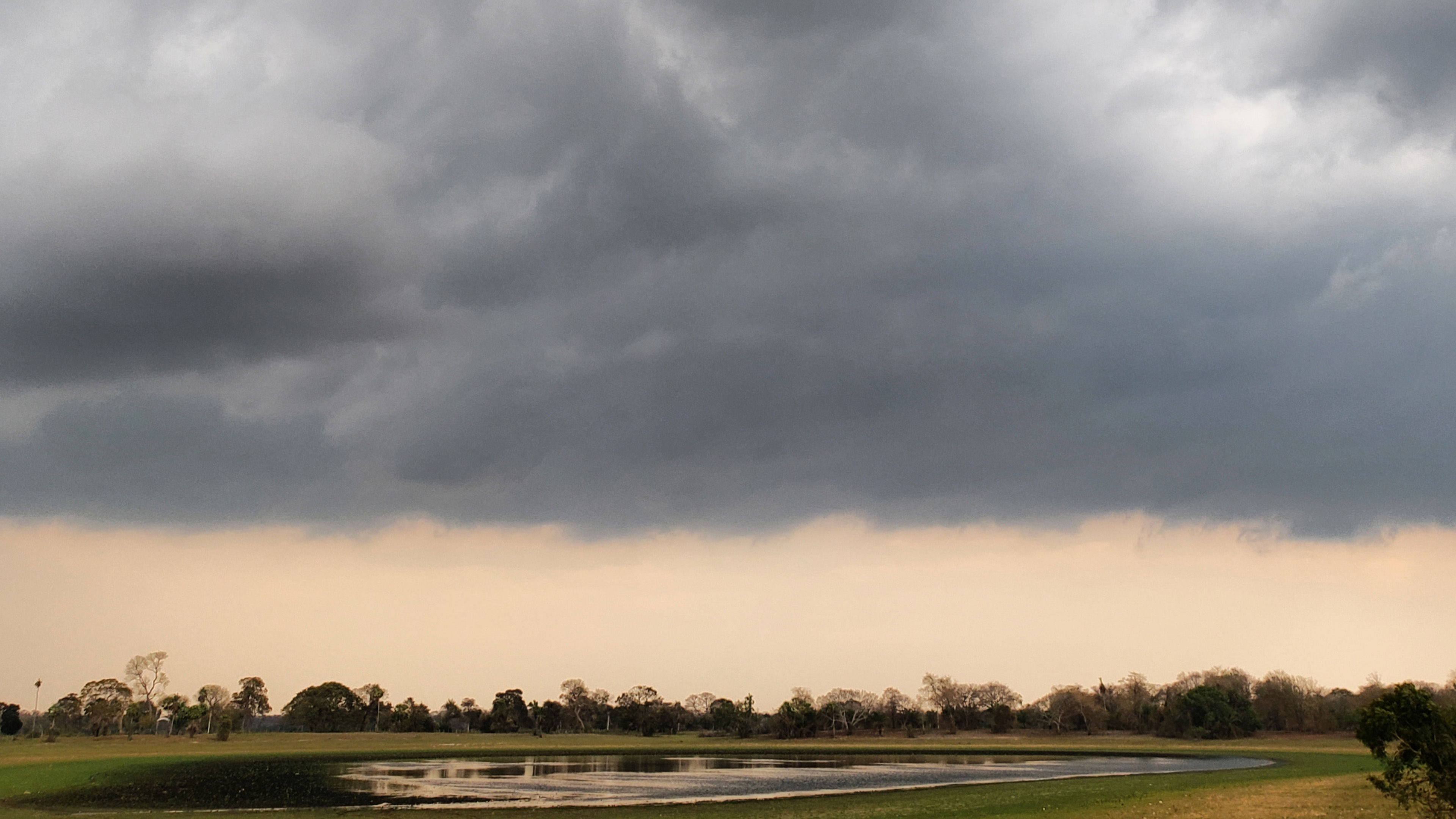 Dunkle Regenwolken überm See im Pantanal