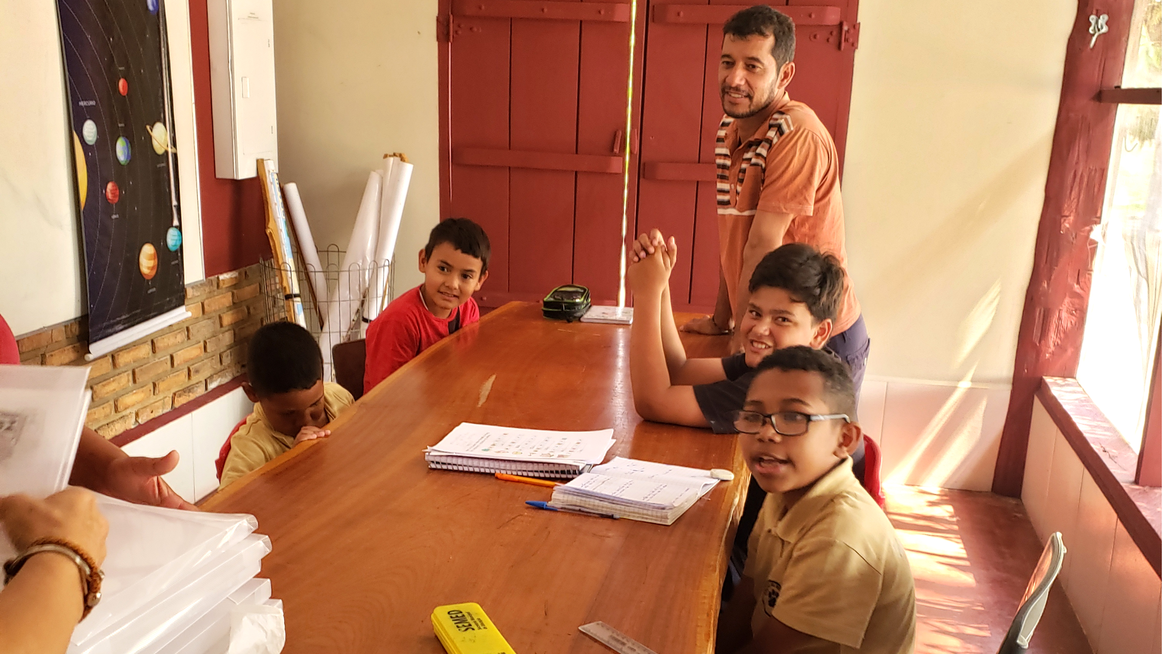 Bruno mit seiner Schulklasse im Klassenzimmer