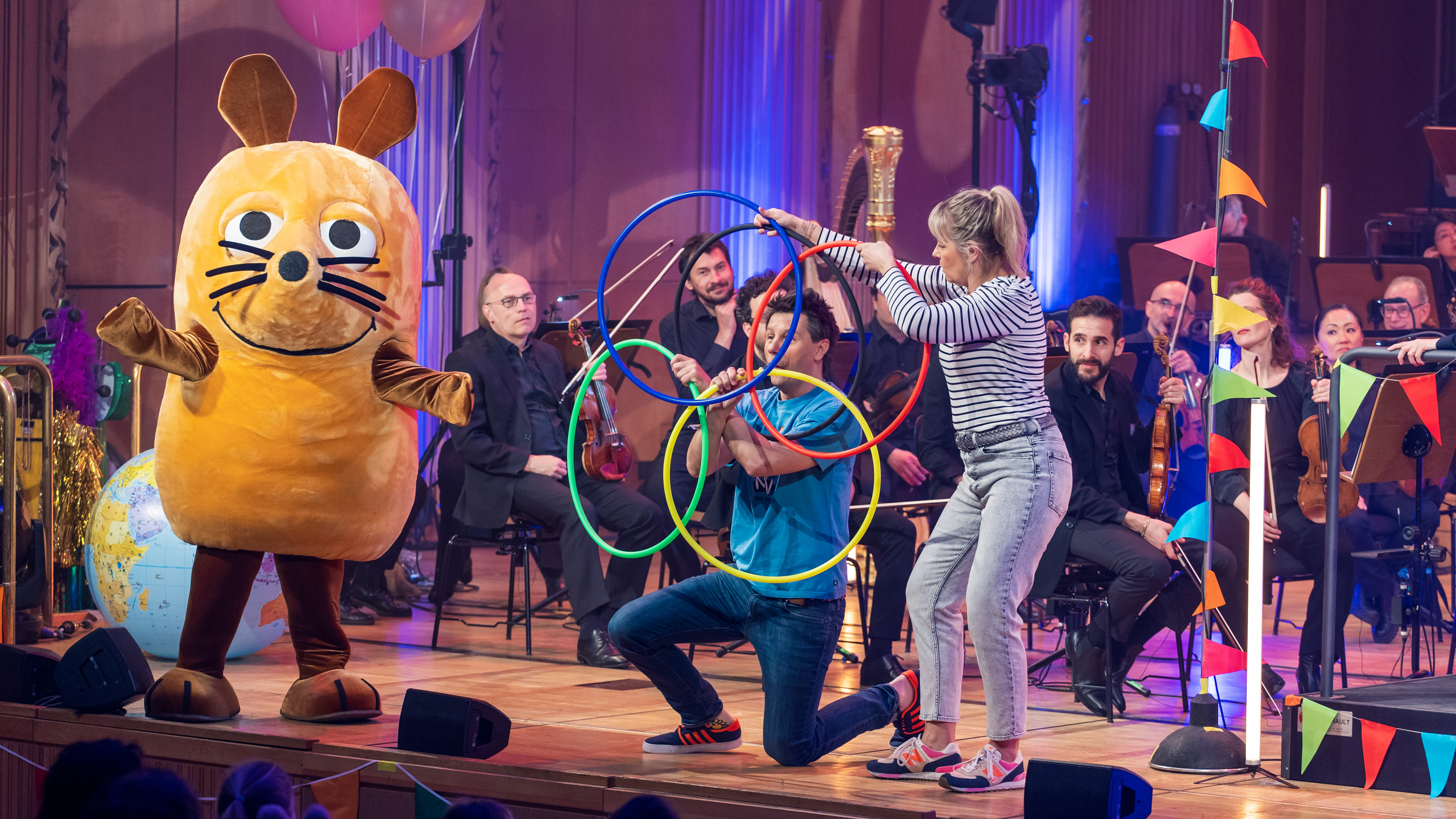 Bildrechte: Taimas Ahangari / WDR Nina Heuser und André Gatzke auf der Bühne mit der Maus beim Tanz mal mit der Maus-Konzert