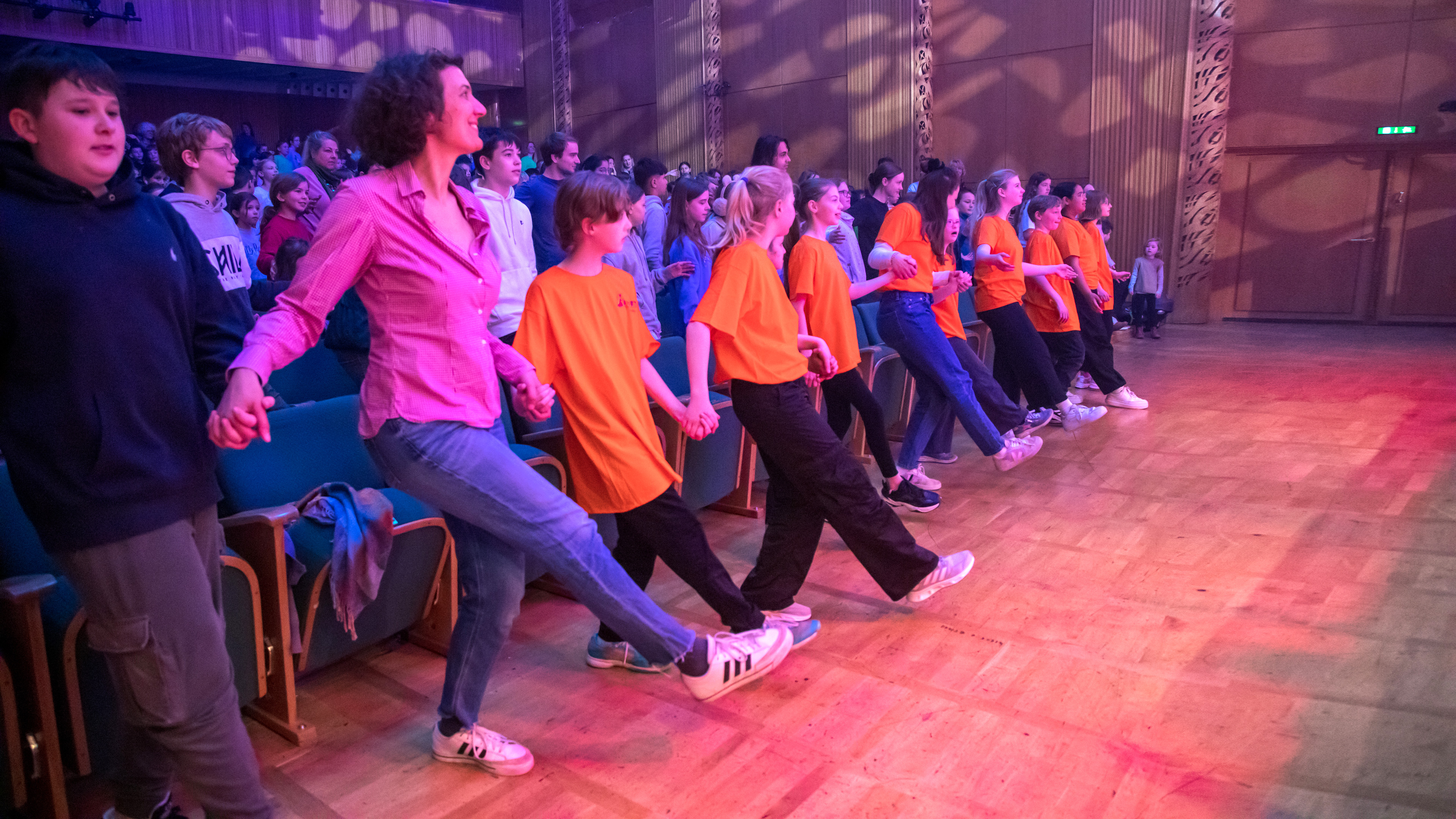 Publikum beim Tanz mal mit der Maus-Konzert tanzt Sirtaki