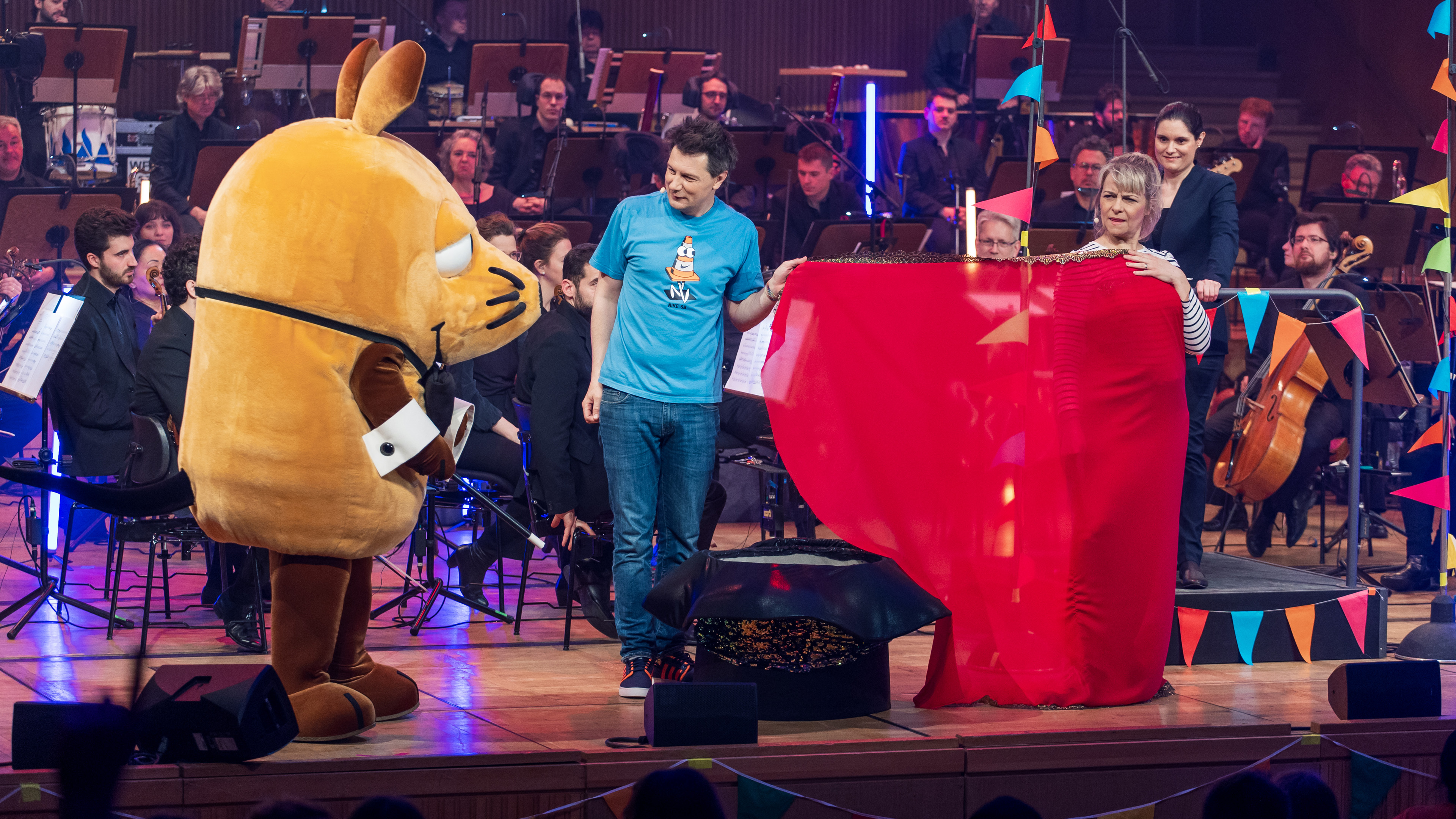 André Gatzke und Nina Heuser mit der Maus beim Tanz mal mit der Maus-Konzert