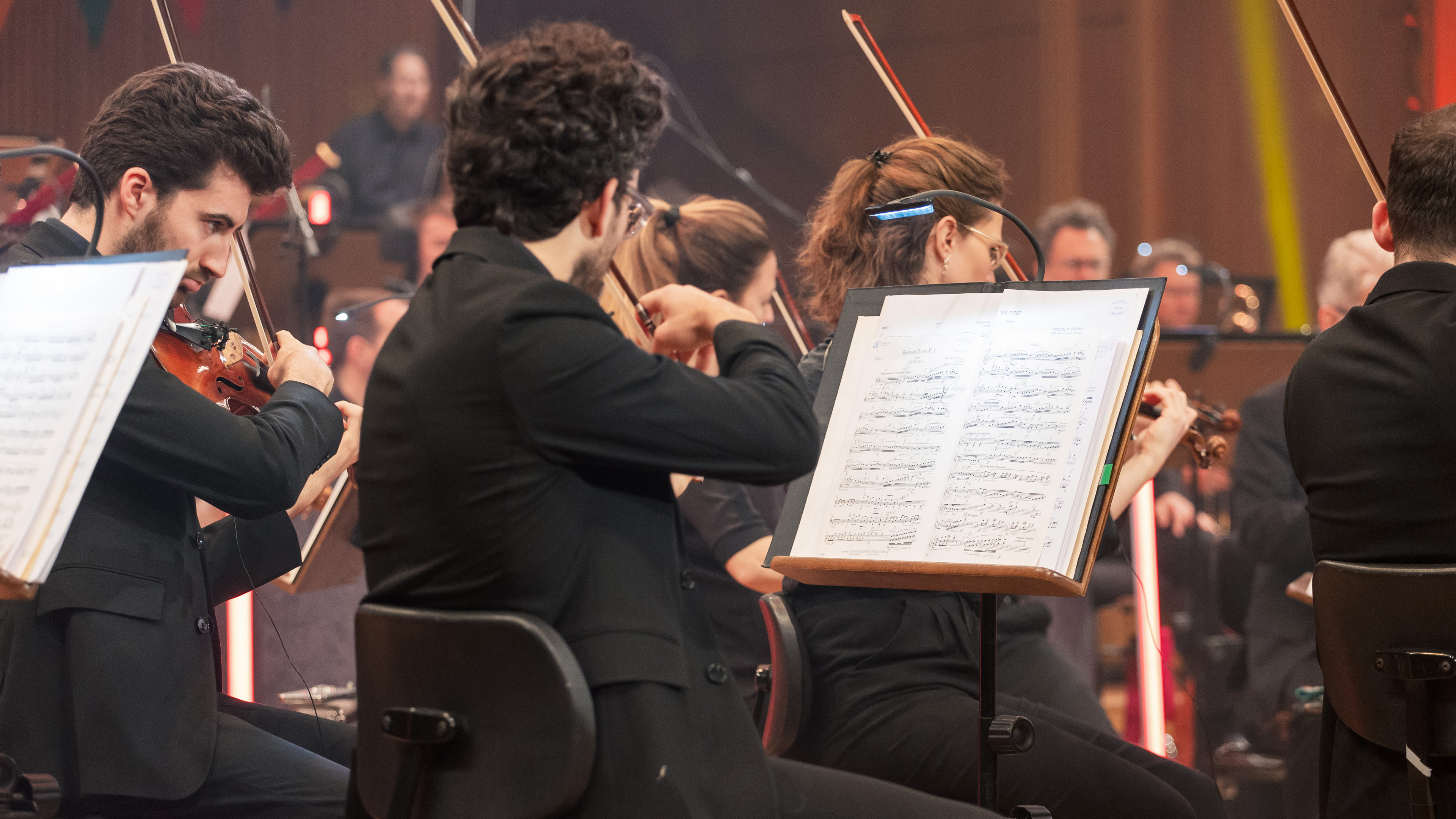 MusikerInnen des WDR Funkhausorchesters beim Tanz mal mit der Maus-Konzert