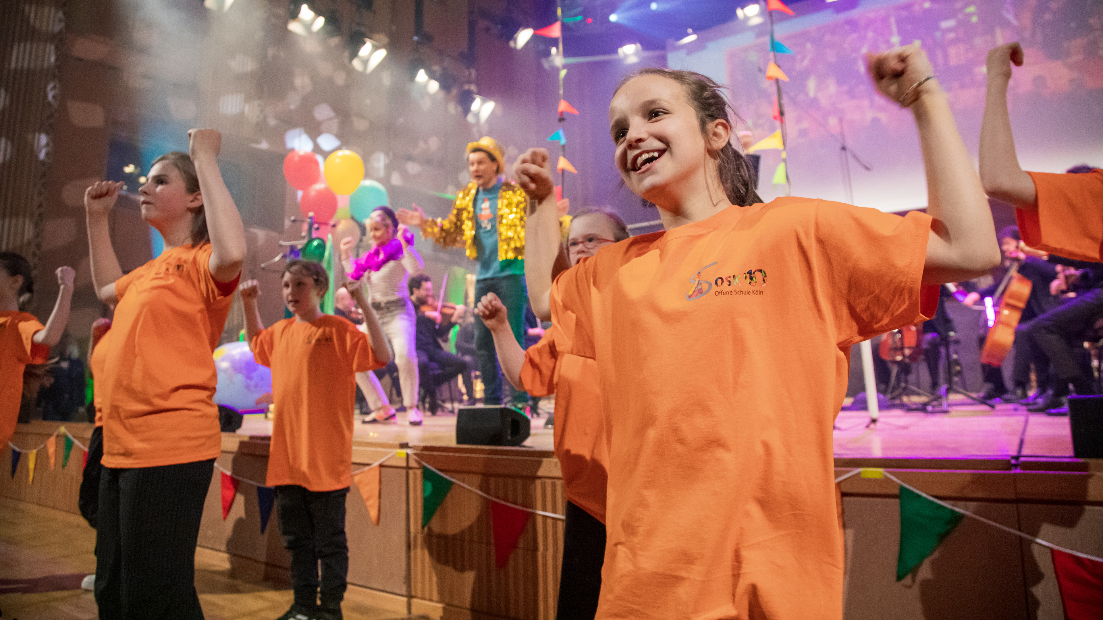 Kinder der Offenen Schule Köln tanzen beim Tanz mal mit der Maus-Konzert