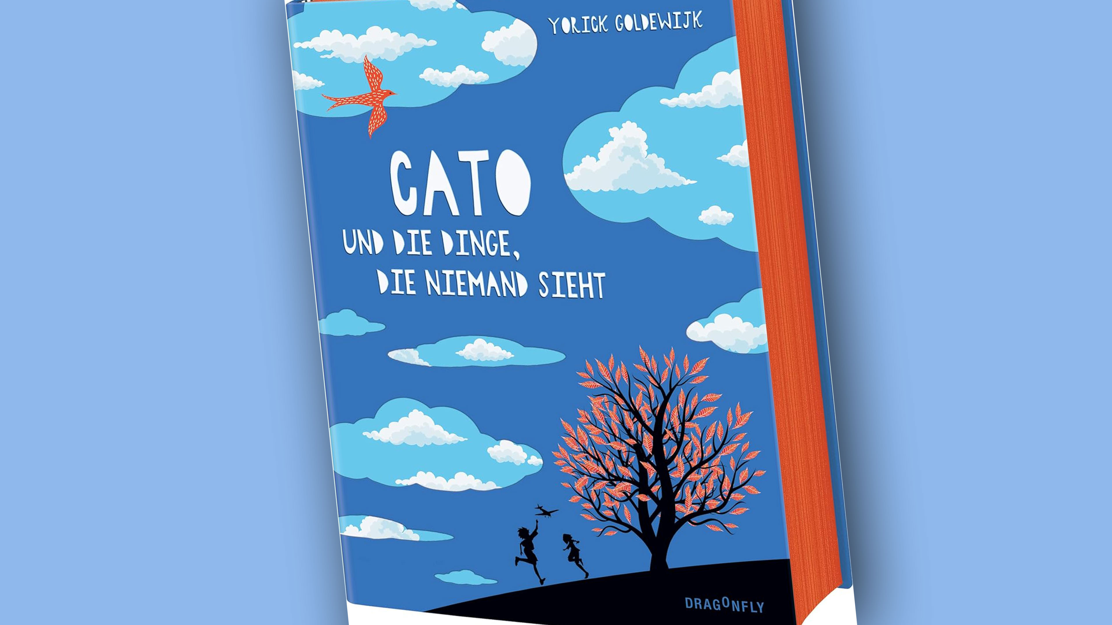 Buchcover mit Wolken, einem Baum und zwei Figuren.