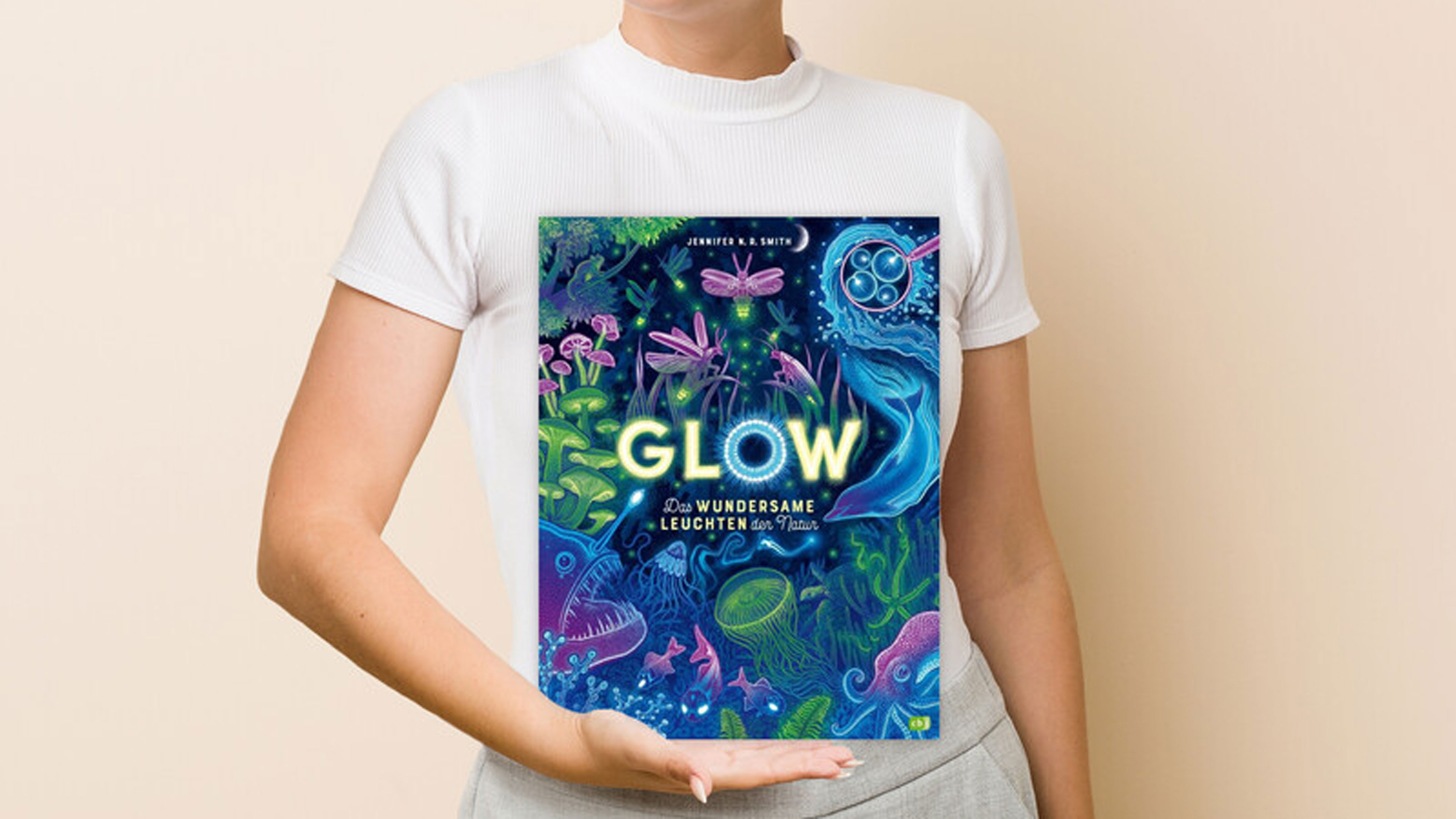 Eine Frau hält das Buch Glow in der Hand