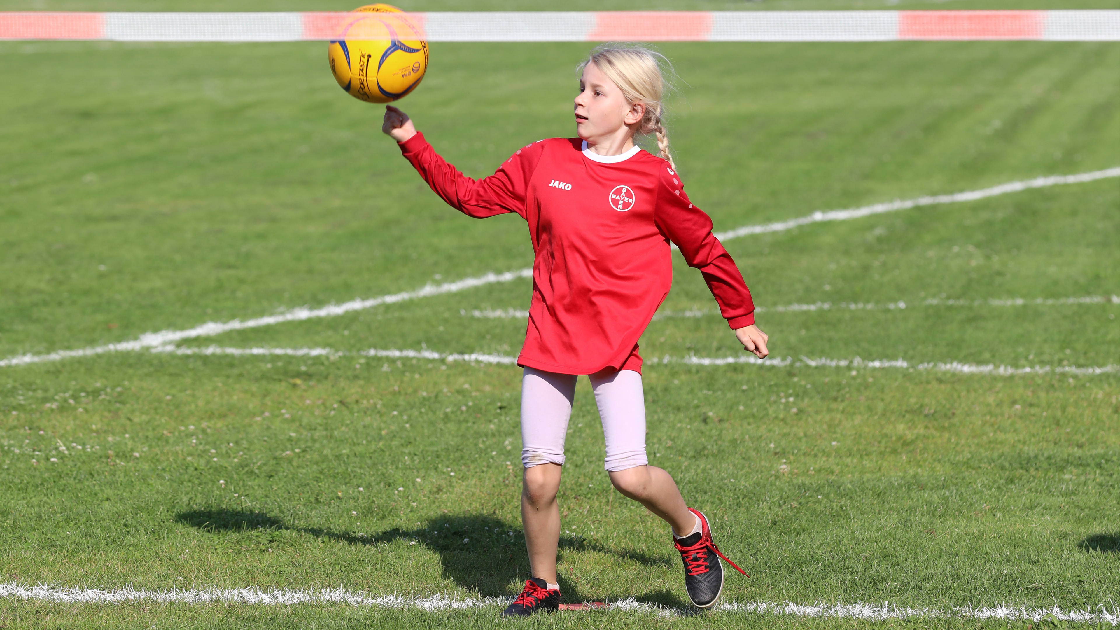 Bildrechte: WDR Mädchen beim Faustball-Training