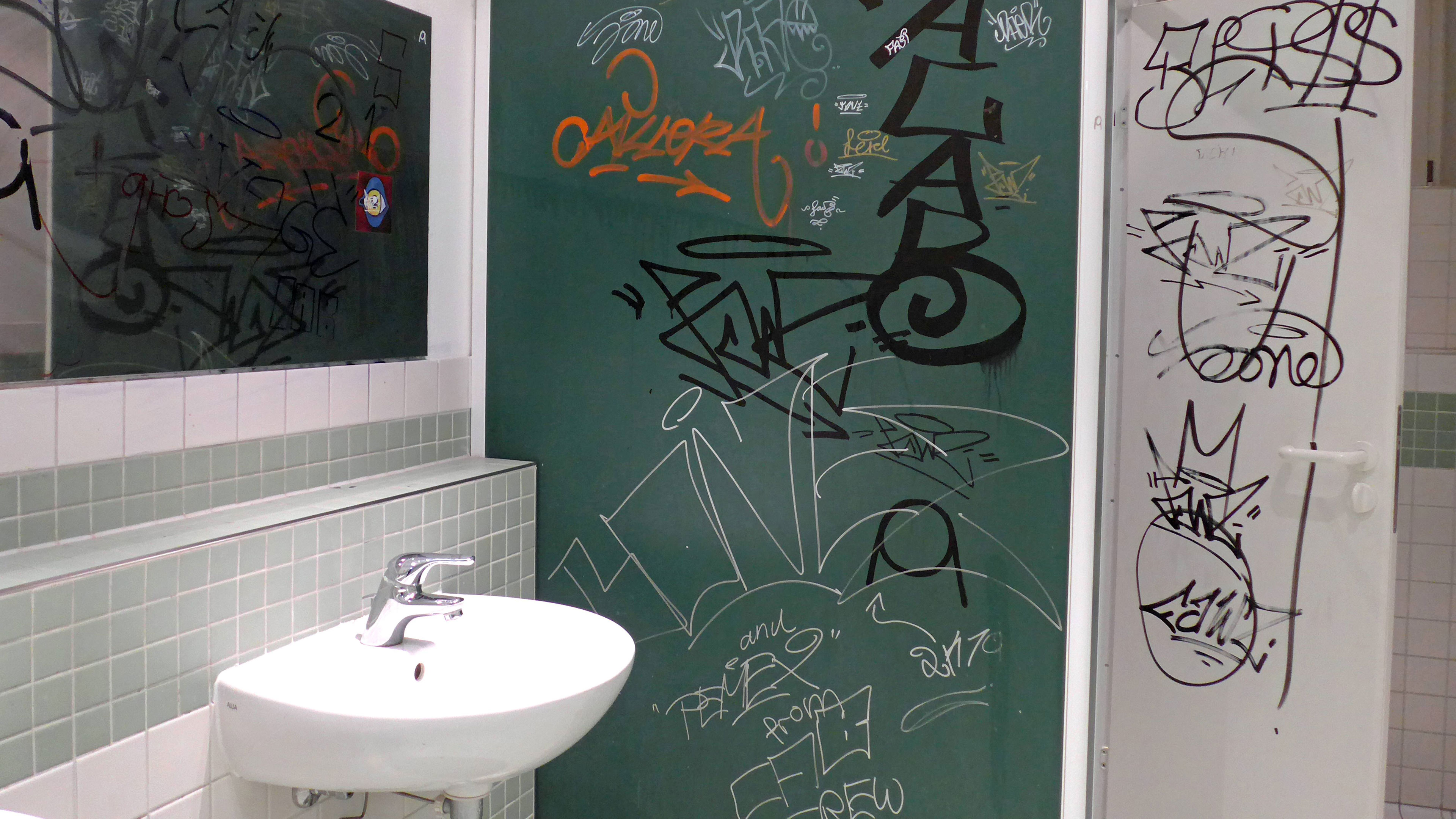 Bildrechte: imago images / Eckhard Stengel Graffiti in der Toilette