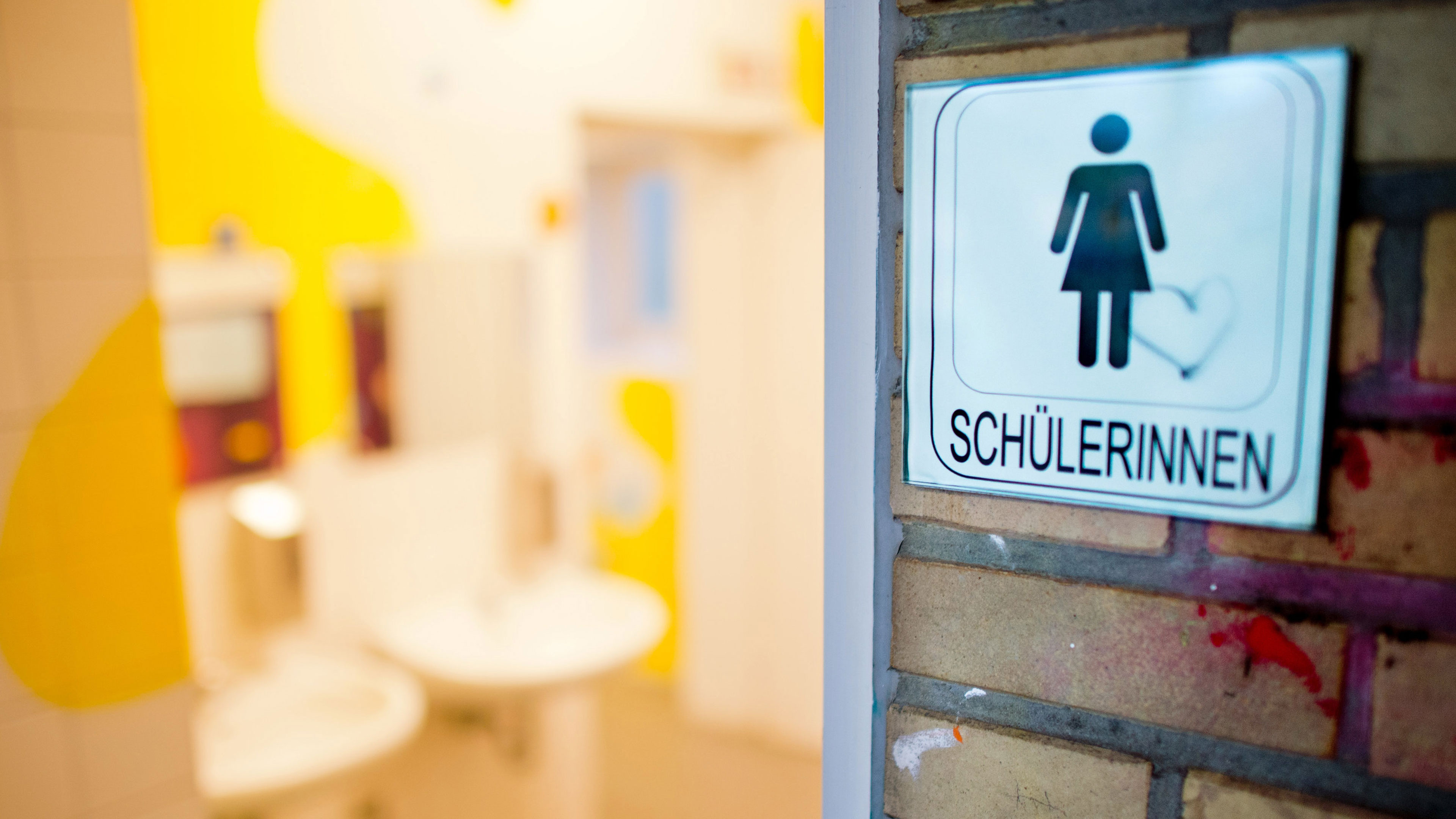 Bildrechte: Julian Stratenschulte/dpa Ein Schild