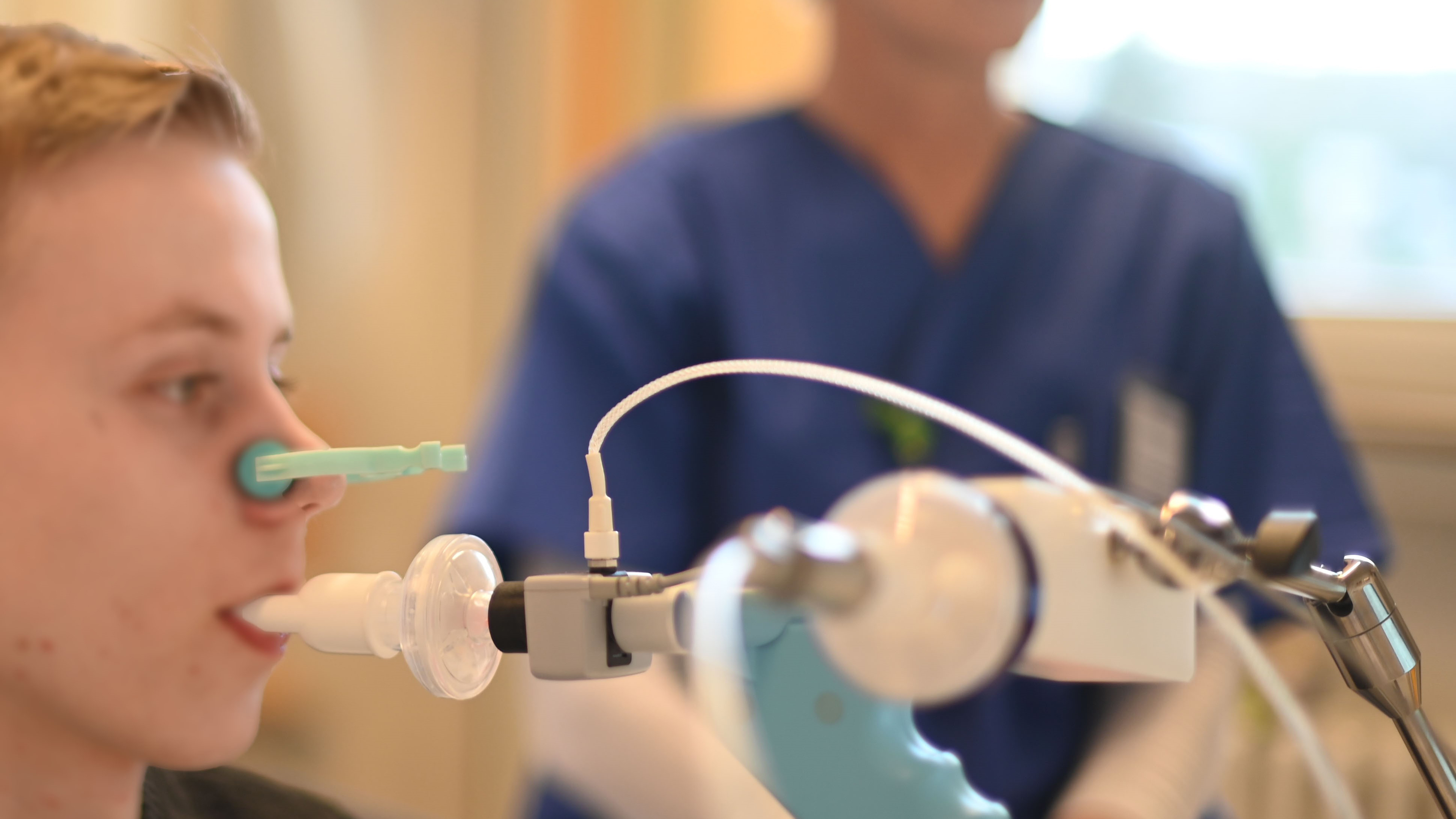 Bildrechte: Evangelisches Klinikum Bethel Junge bei einem Lungenfunktionstest im Evangelisches Klinikum Bethel