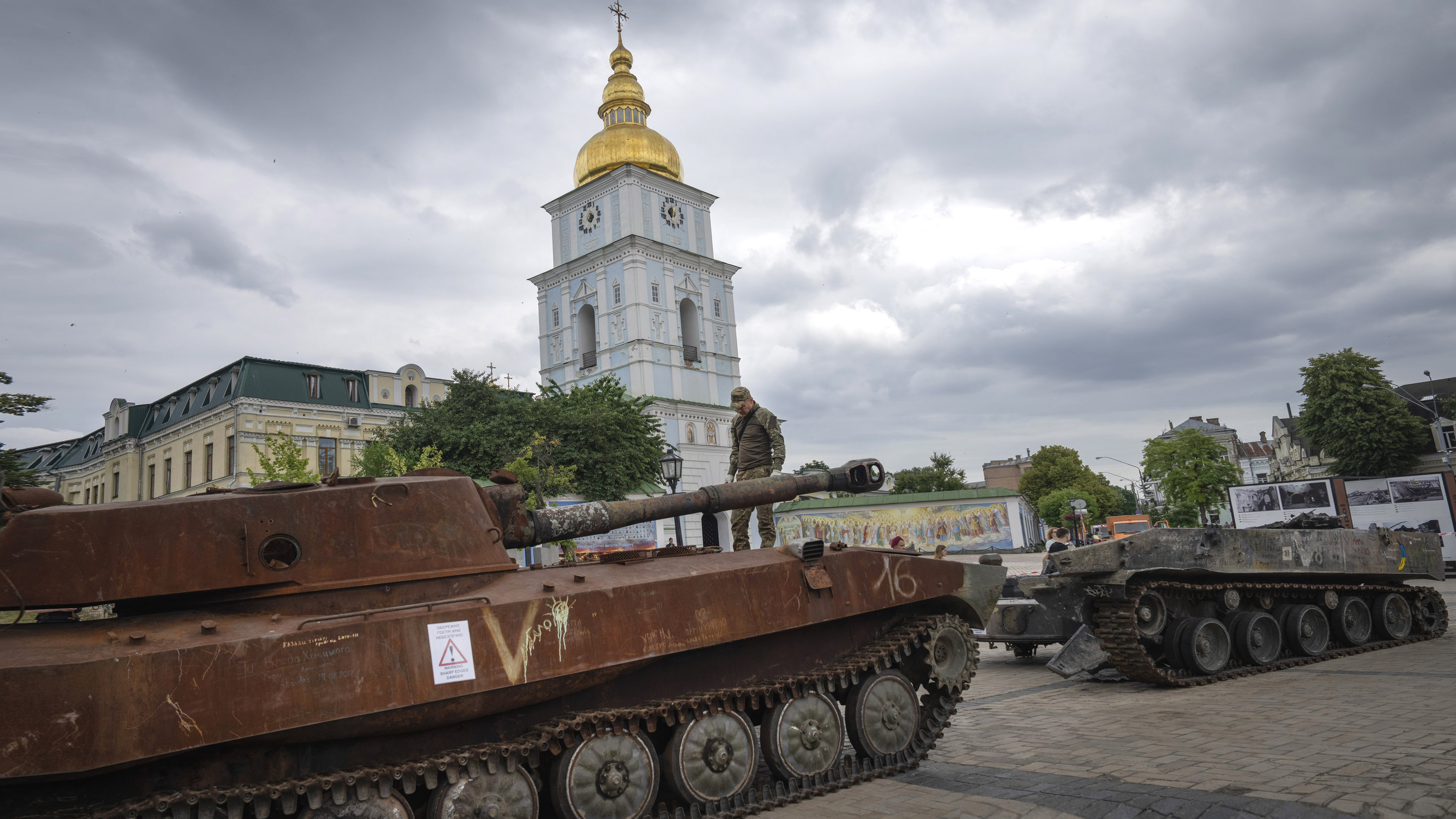 beschädigter russischer Panzer steht im Zentrum von Kiew als Symbol für den Krieg