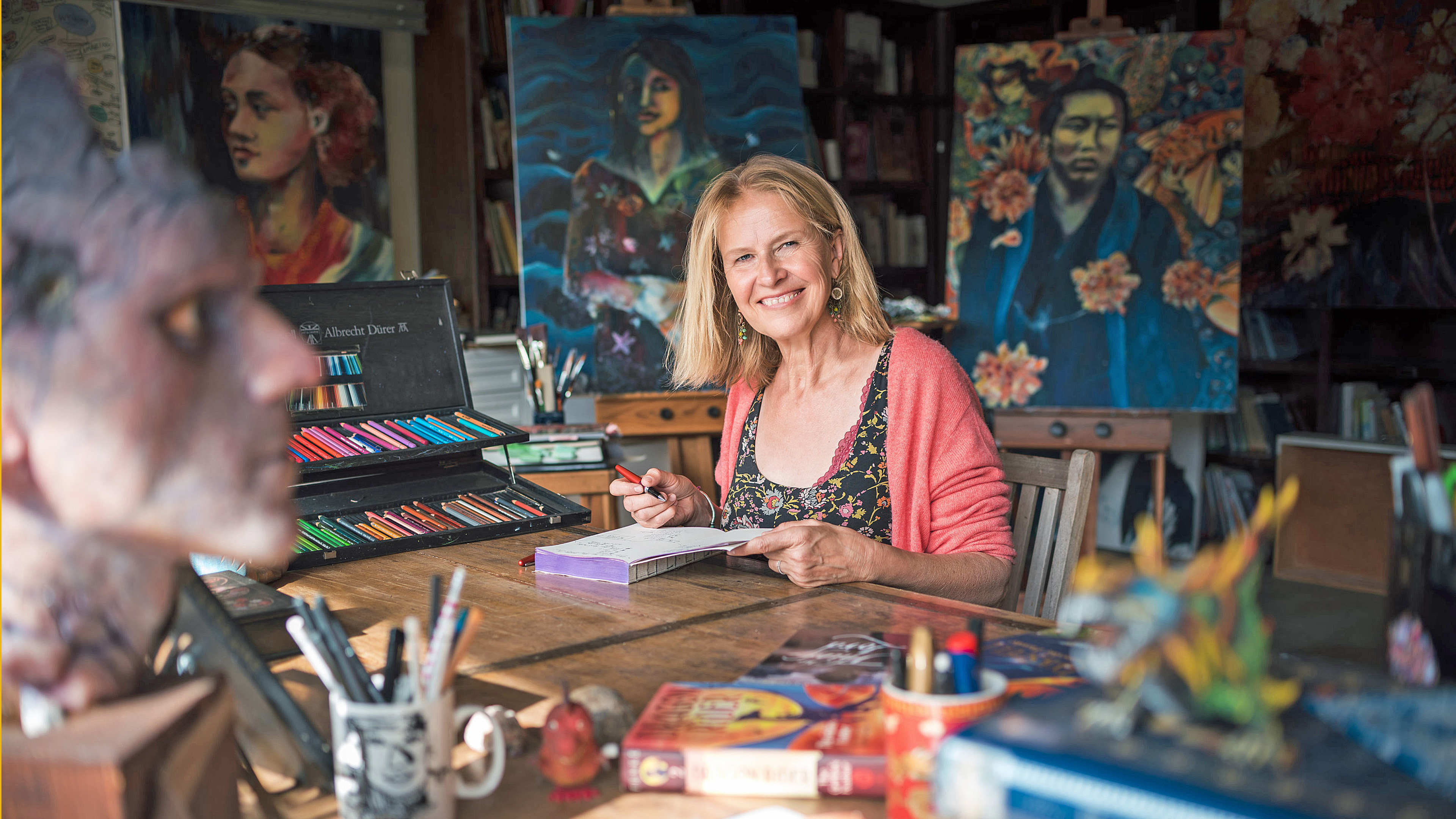 26.07.2019, USA, Malibu: ARCHIV - Die Autorin Cornelia Funke sitzt am Schreibtisch in ihrem Haus in Malibu.