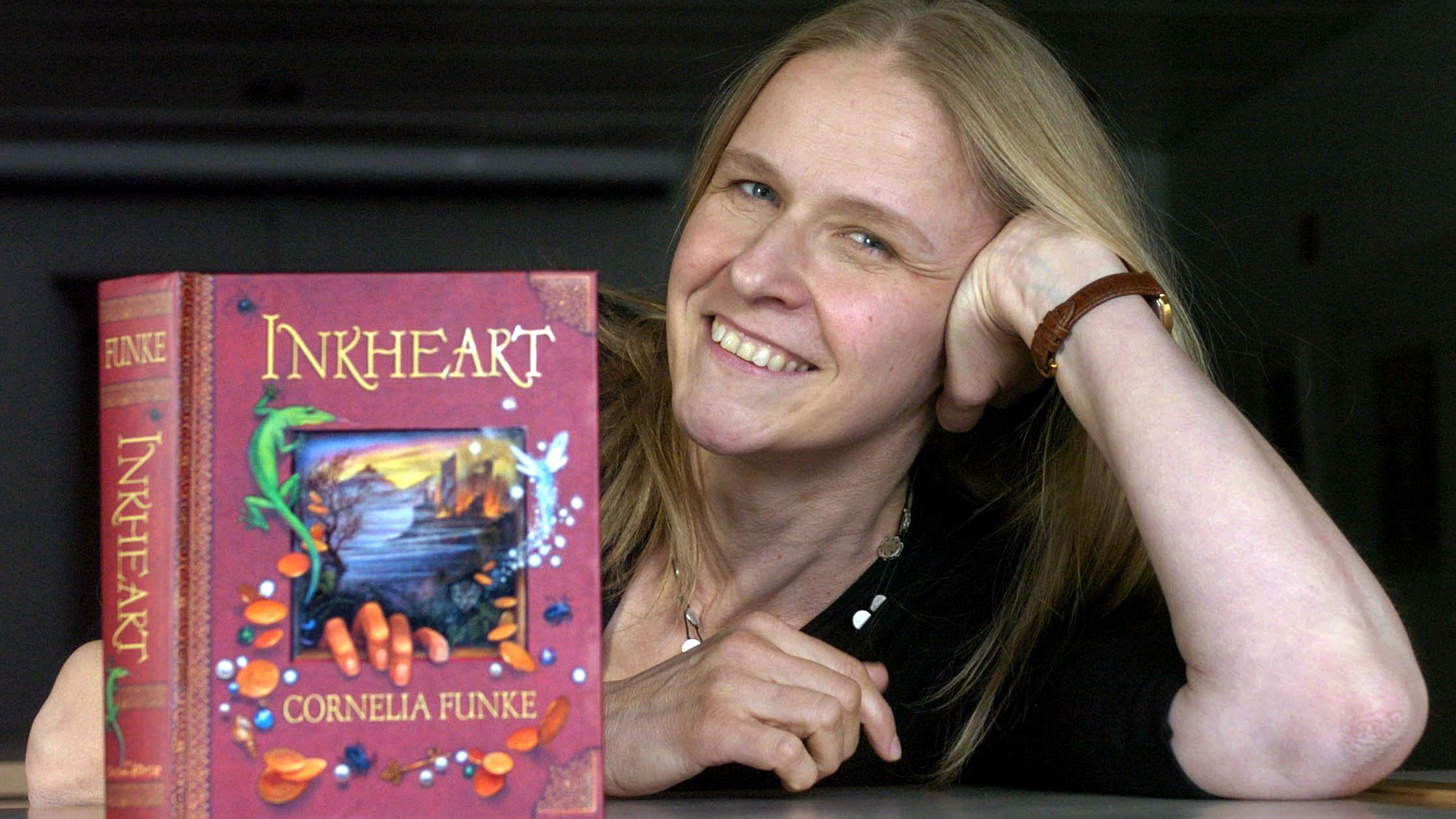 Bildrechte: picture alliance/dpa Cornelia Funke mit der englischen Ausgabe ihres Buches