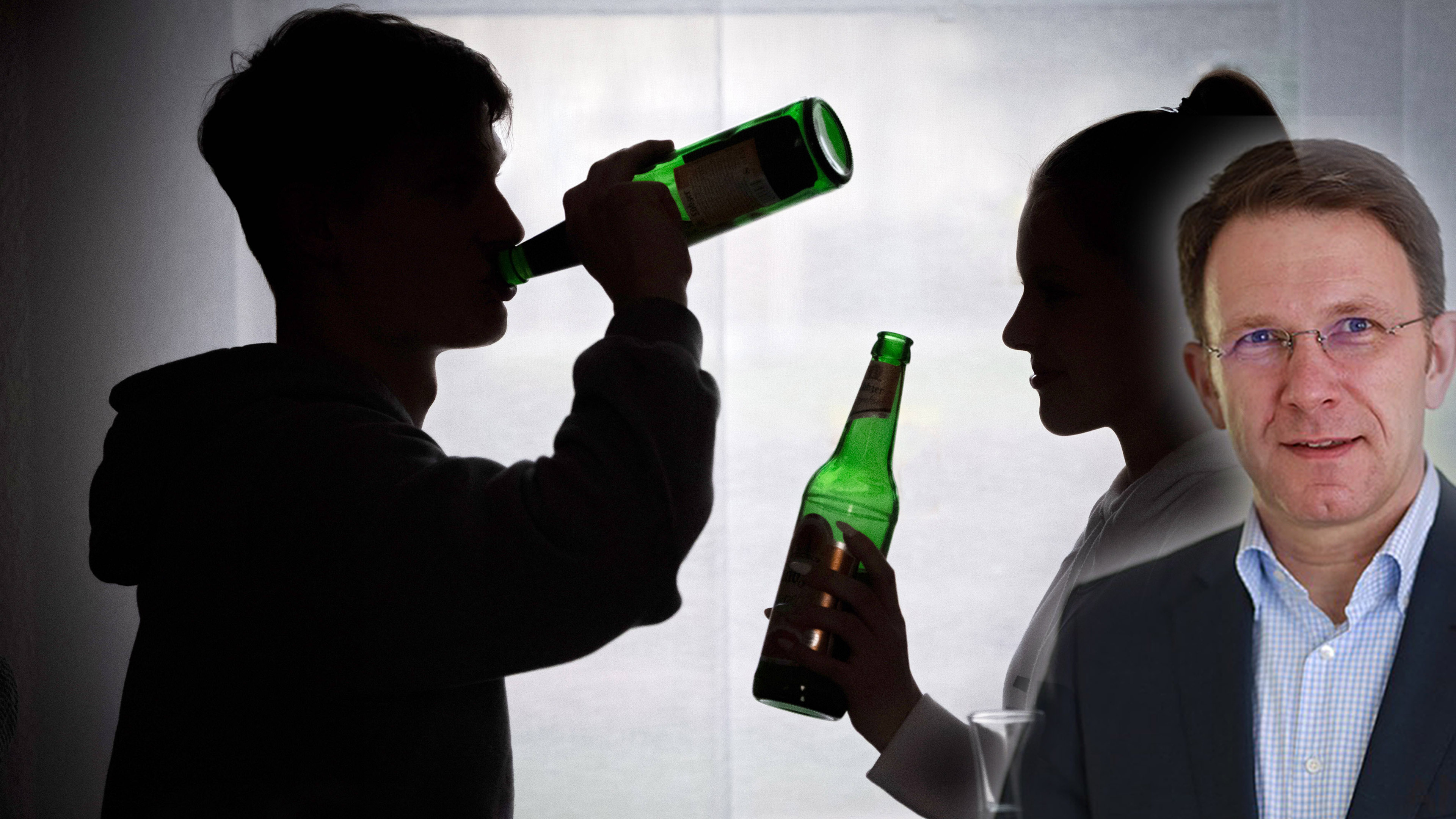Zwei Jugendliche trinken aus je einer Flasche Alkohol - im Vordergrund: MausLive Arzt Christian Hermanns