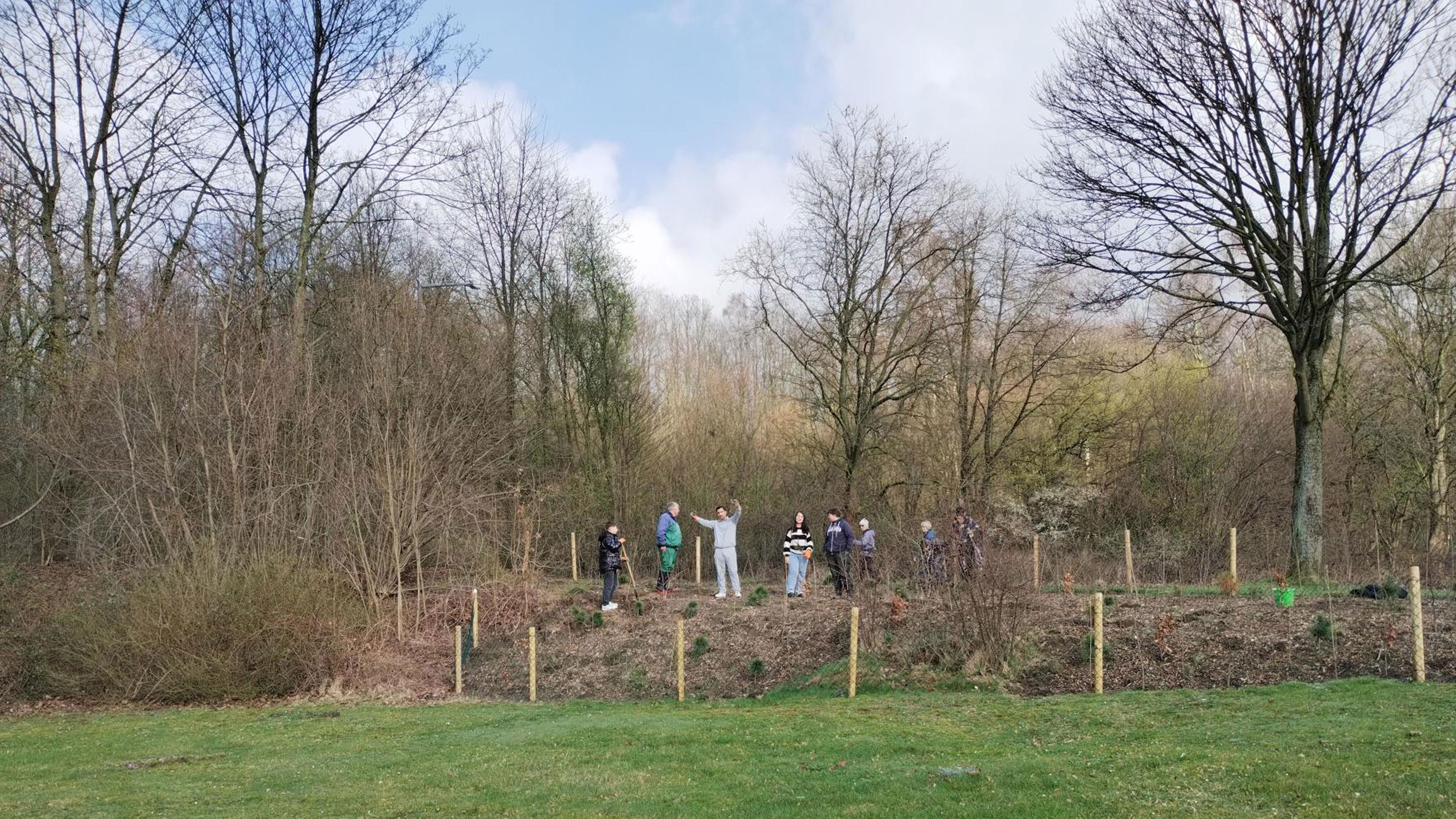 Bildrechte: Rosa Parks Gesamtschule Herten Eine Waldfläche wird von einer Schülergruppe bearbeitet.