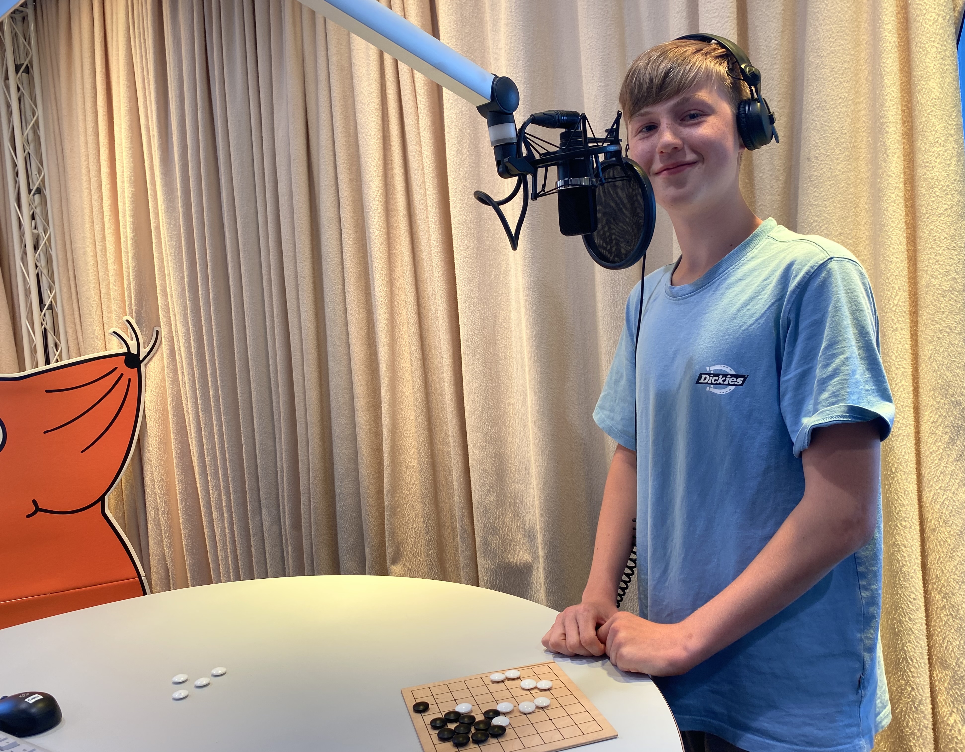 Bildrechte: WDR Go-Spieler Marlon mit Go-Spielbrett
