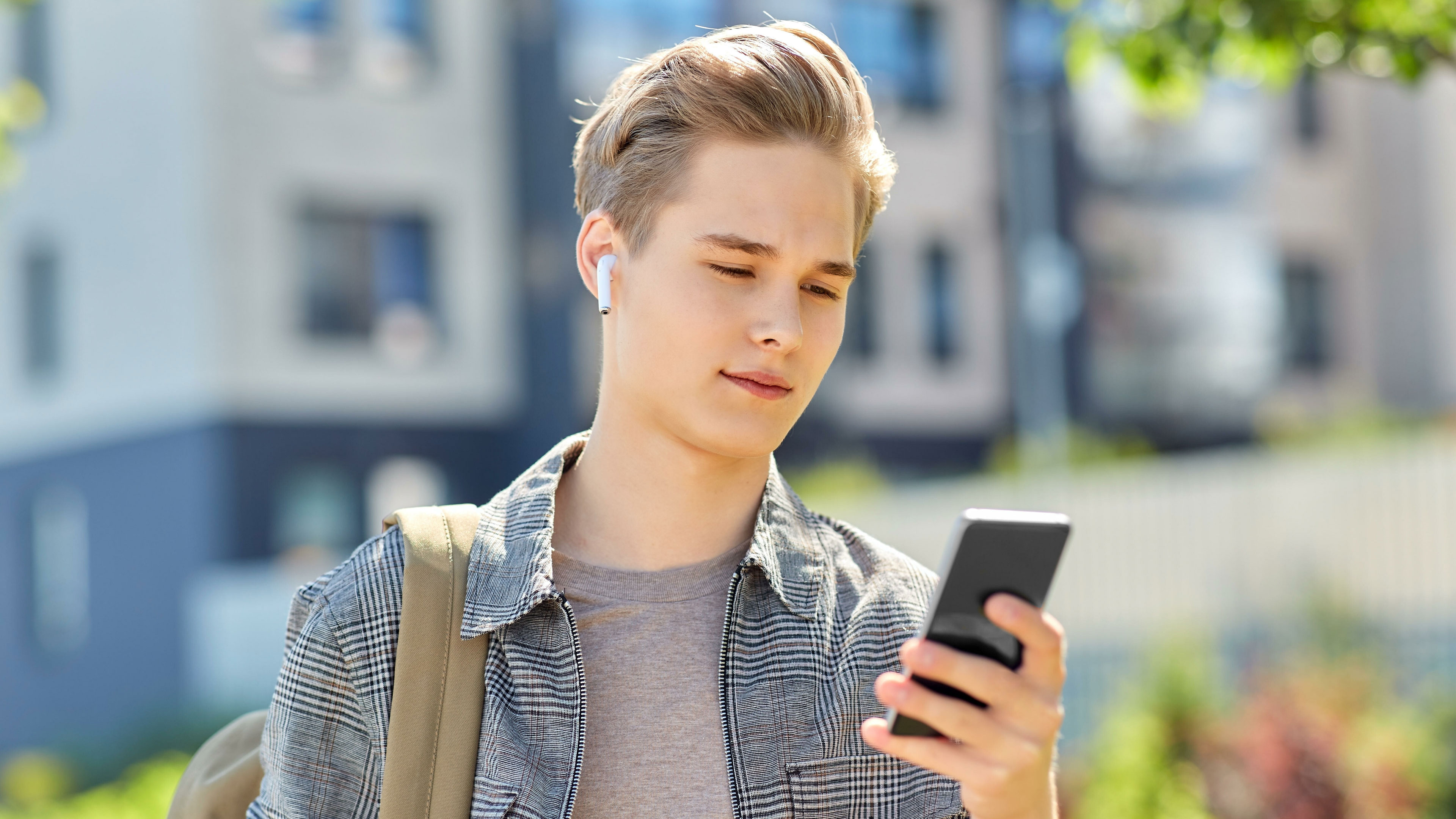 Bildrechte: picture alliance / Zoonar Eine Jugendlicher schaut auf sein Smartphone.