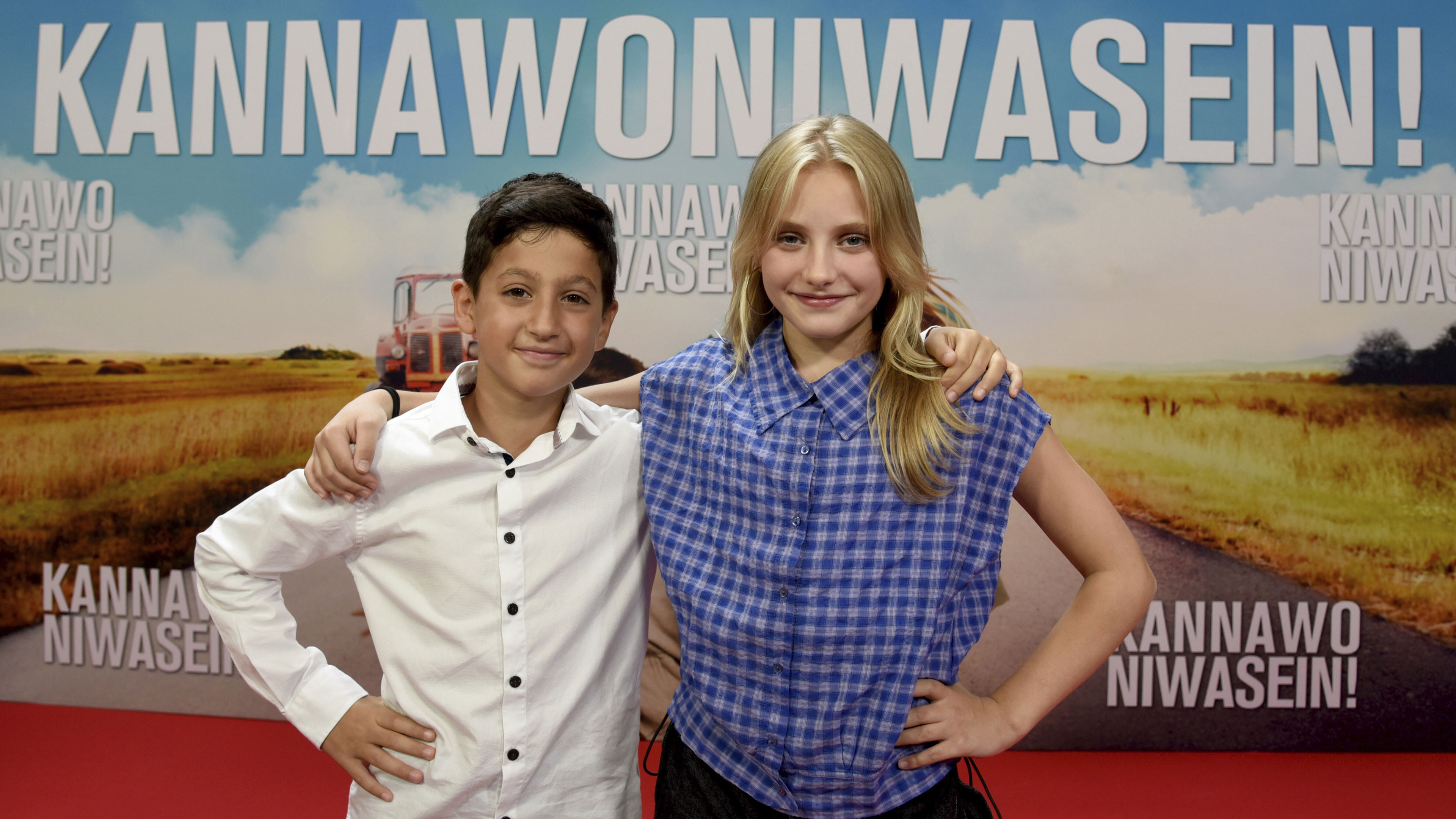 Bildrechte: picture alliance / Bernd Kammerer Die Hauptdarsteller Miran Selcukim und Lotte Engels posieren auf dem roten Teppich bei der Filmpremiere von Kannawoniwasein.
