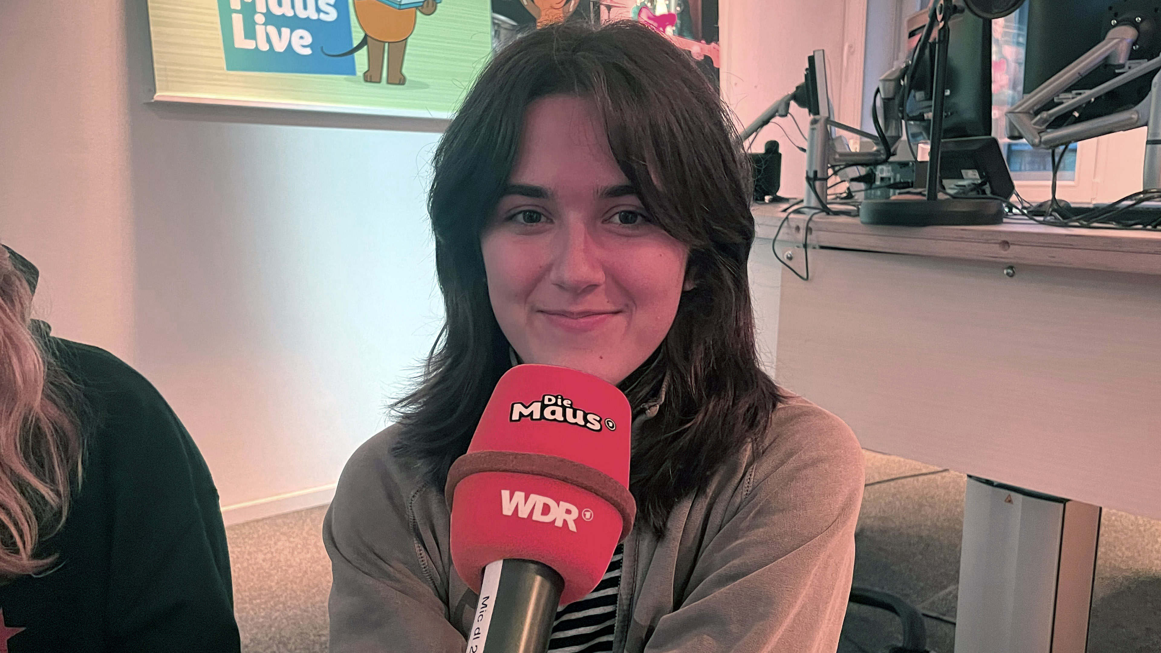 Bildrechte: WDR Maya vom Leseclub Schilleratur mit Mikro im MausLive-Studio