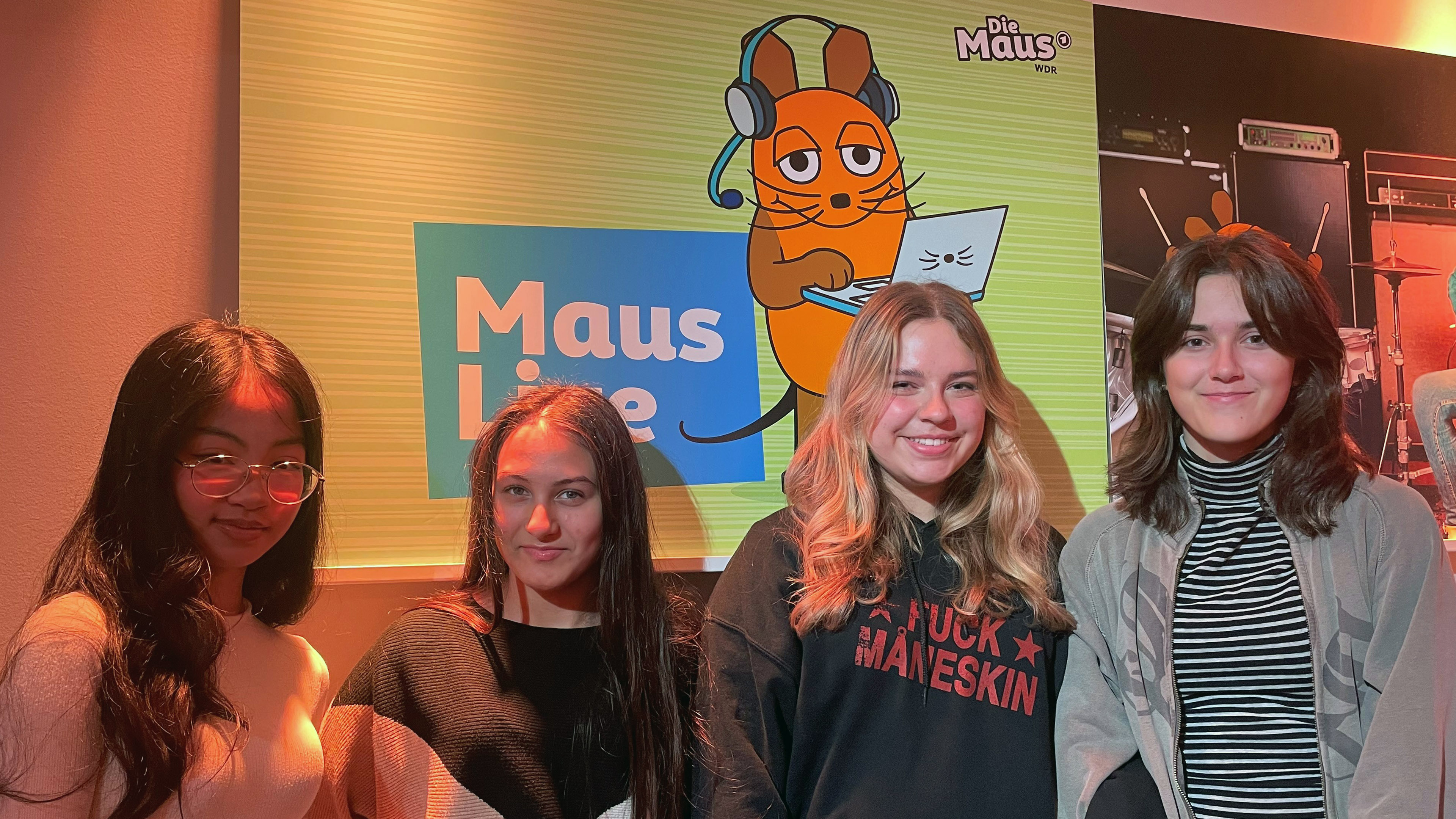 Bildrechte: WDR Maja, Cajsa, Beray und Charlotte vom LeseClub Schilleratur im MausLive-Studio