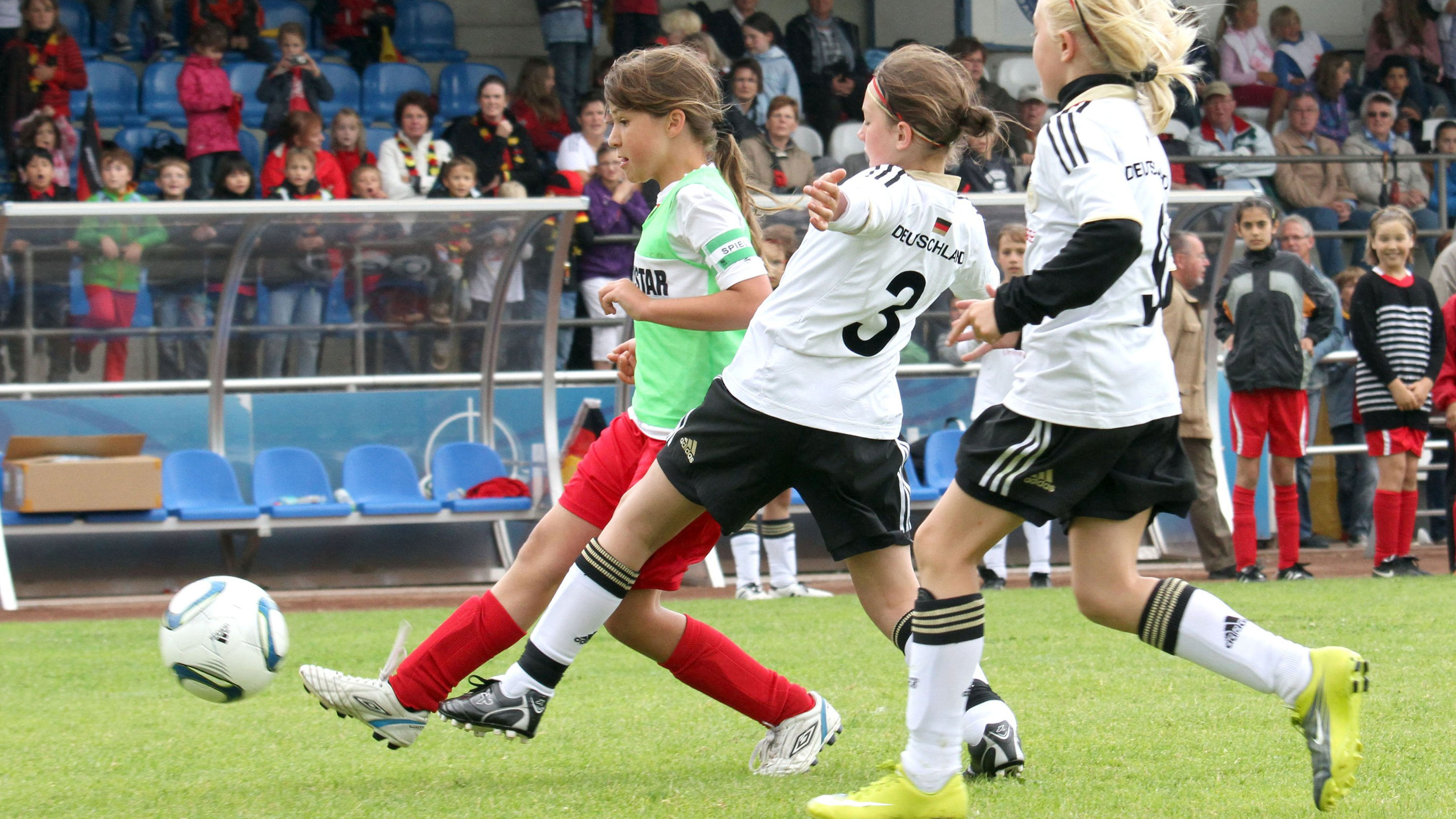 Mädchen spielen Fußball