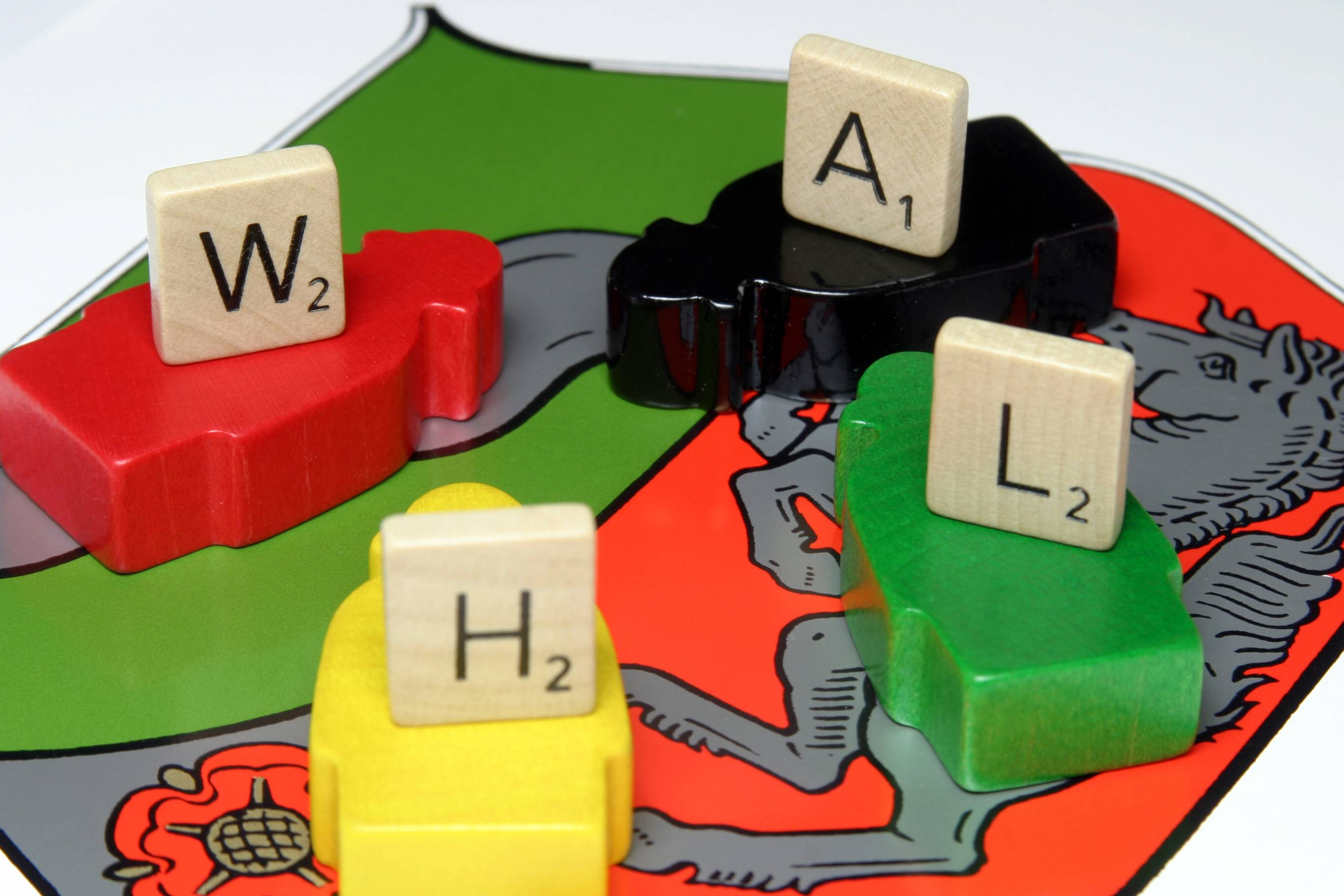 Farbige Spielsteine und der aus Scrabble Spielsteinen gebildete Schriftzug Wahl liegen auf dem Wappen vom Bundesland Nordrhein-Westfalen.