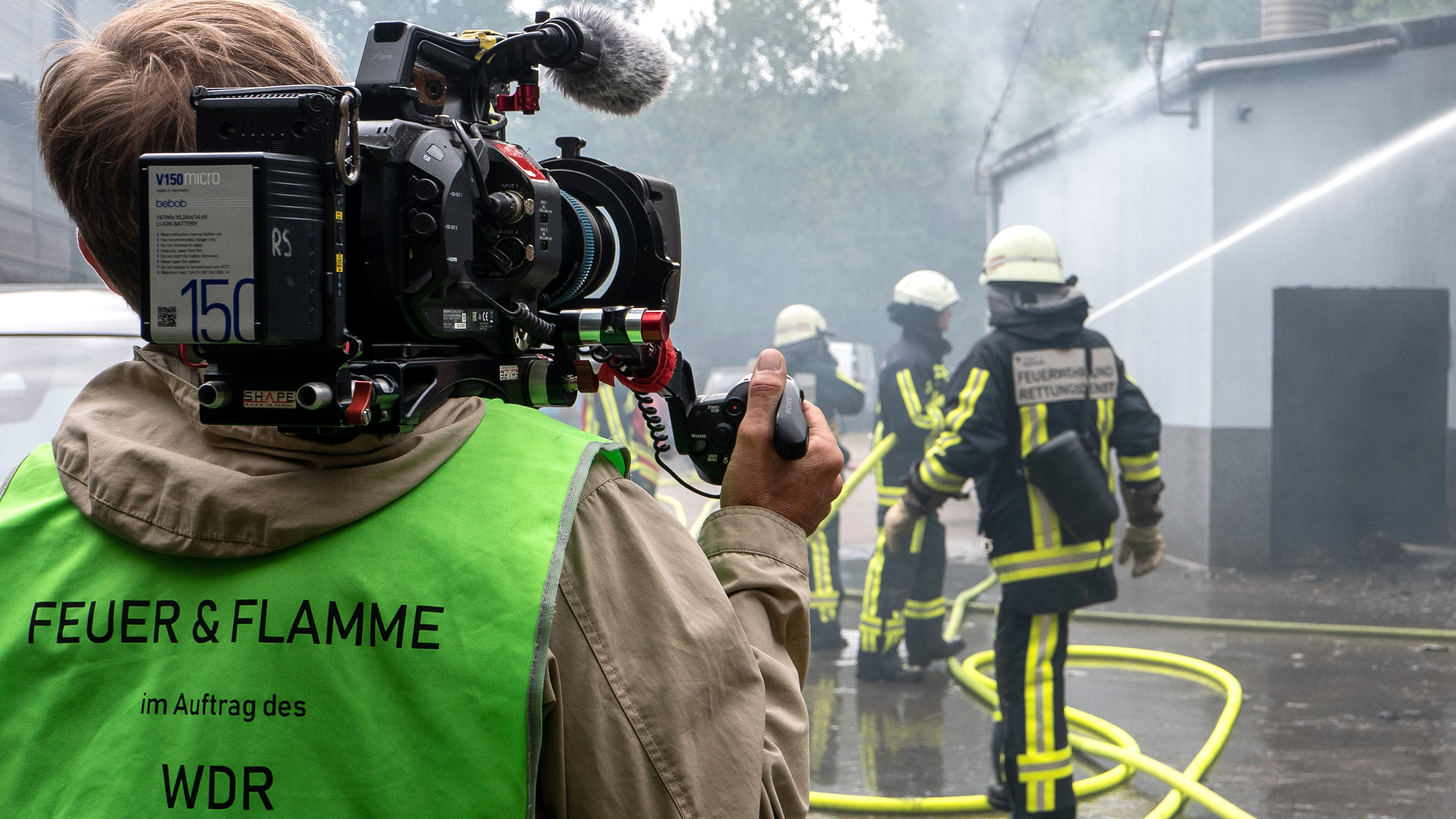 WDR-Kamerateam bei Dreharbeiten für WDR-Doku Feuer und Flamme