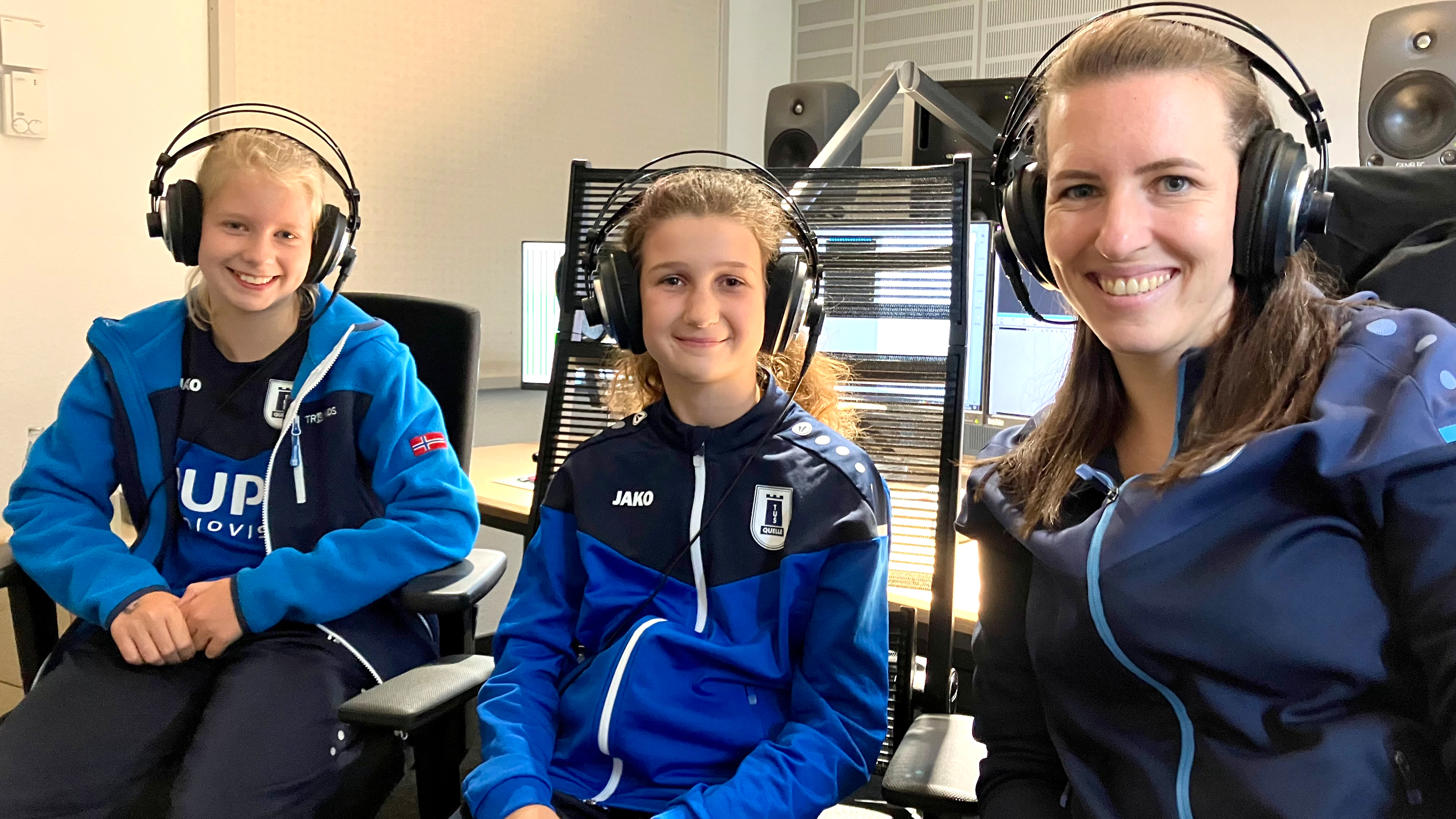 Bildrechte: WDR Die Nachwuchs-Fußballerinnen Tjorven, Mara und Trainerin Jana vom TUS Quelle zu Besuch im WDR Radiostudio